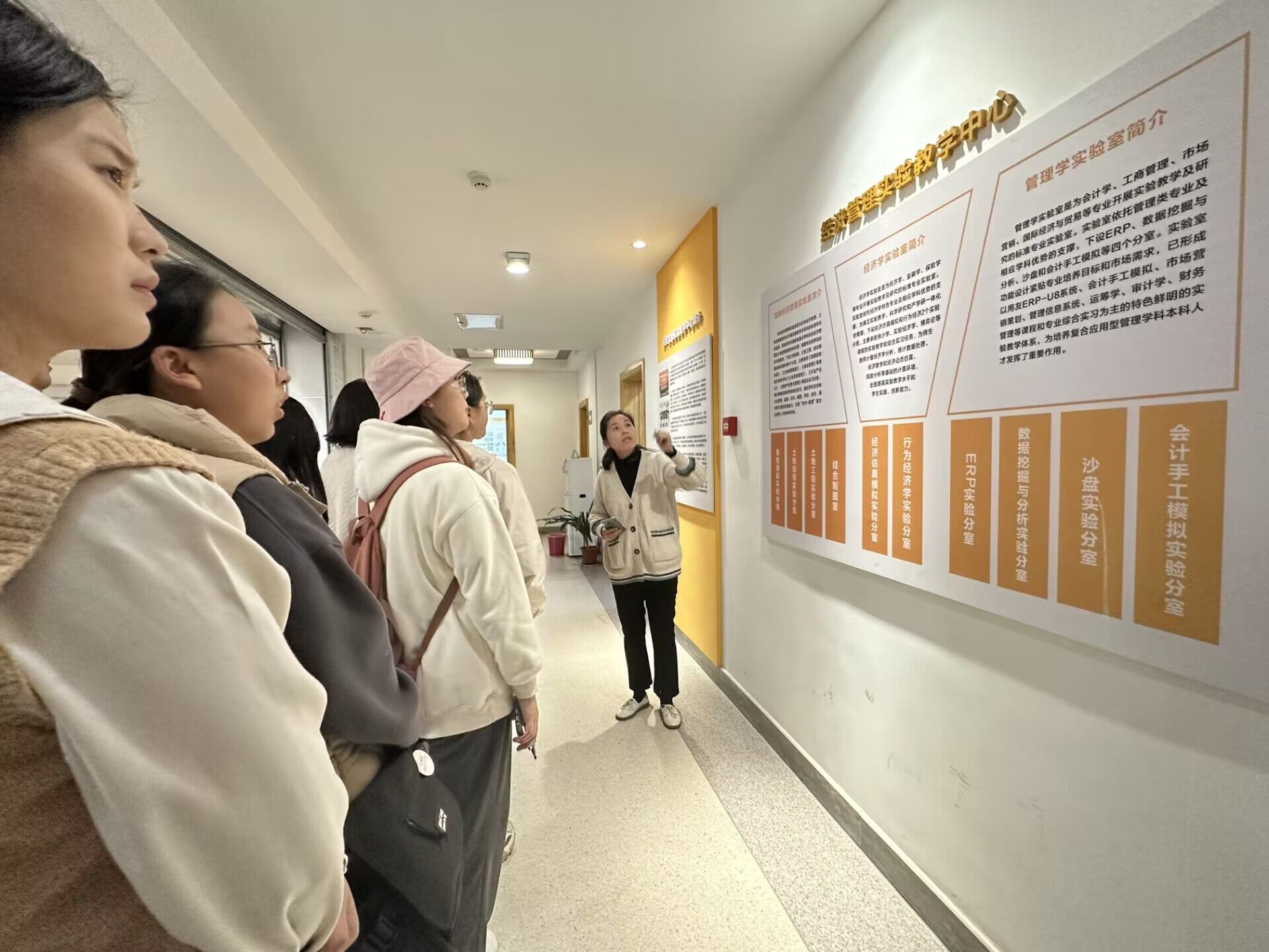 陈红沙老师介绍WilliamHill实验室的基本情况.jpg