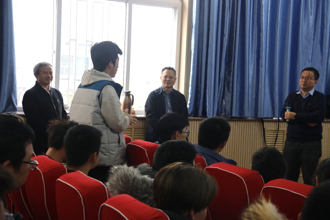 报告会现场,师生交流互动.jpg