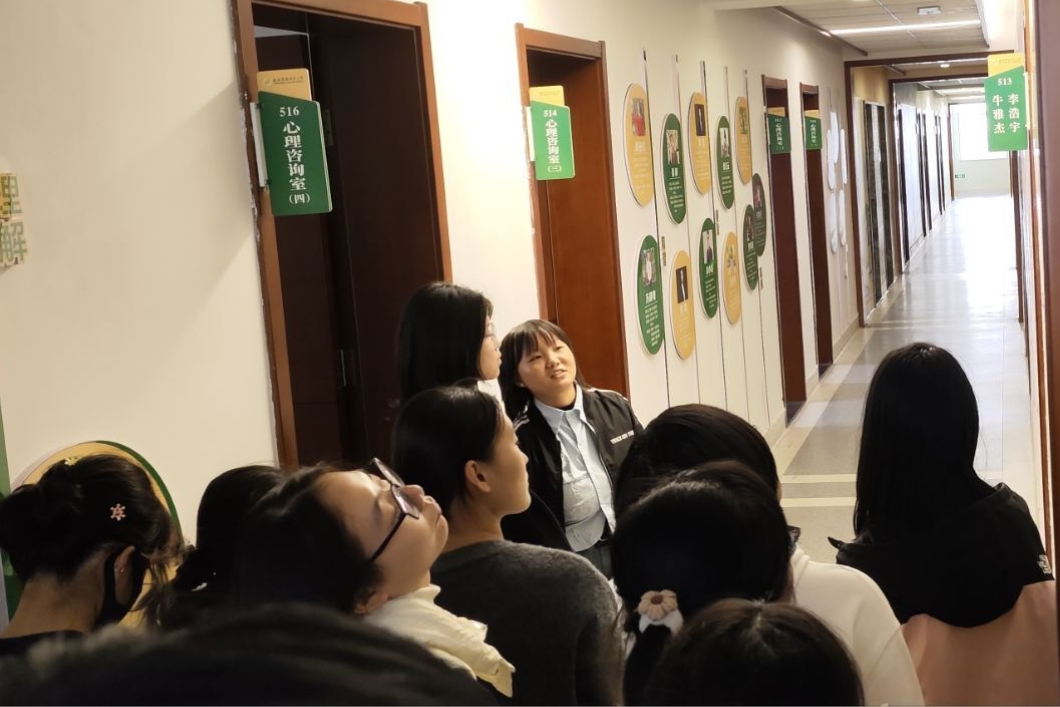 员工参观心理活动室 (2).jpg