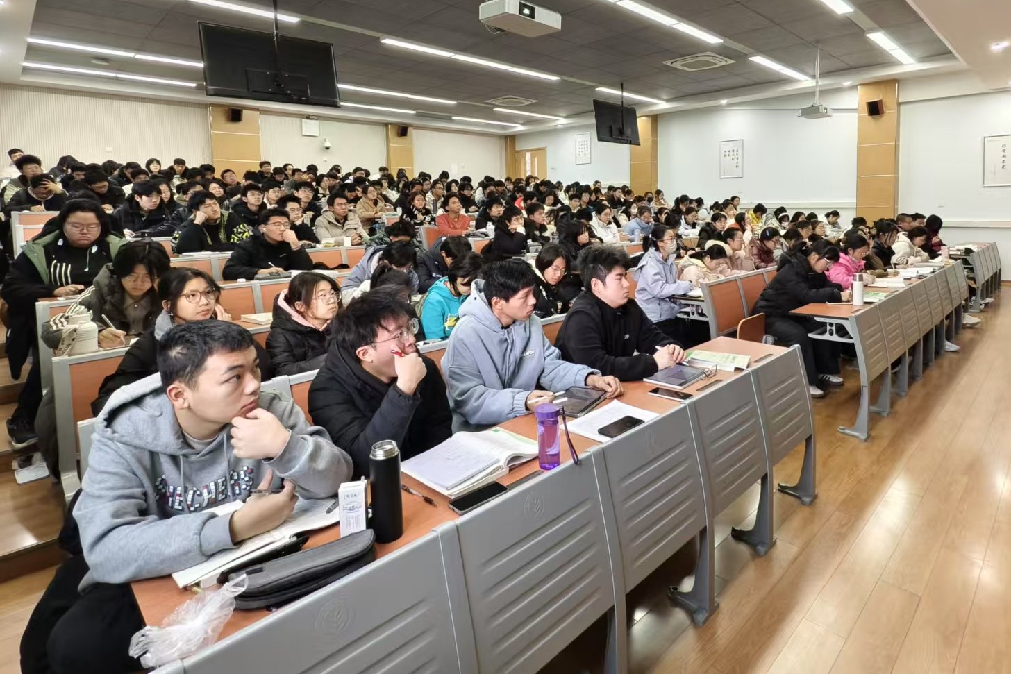 在座员工专心听讲.jpg