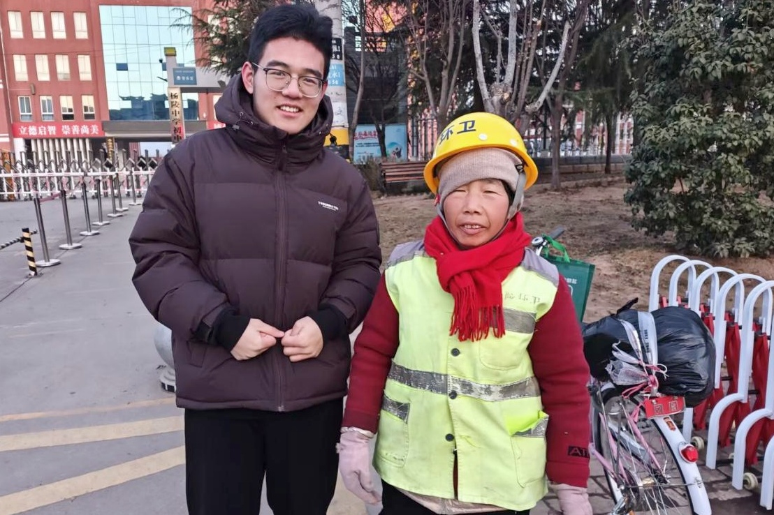 志愿者与环卫工人合影.jpg