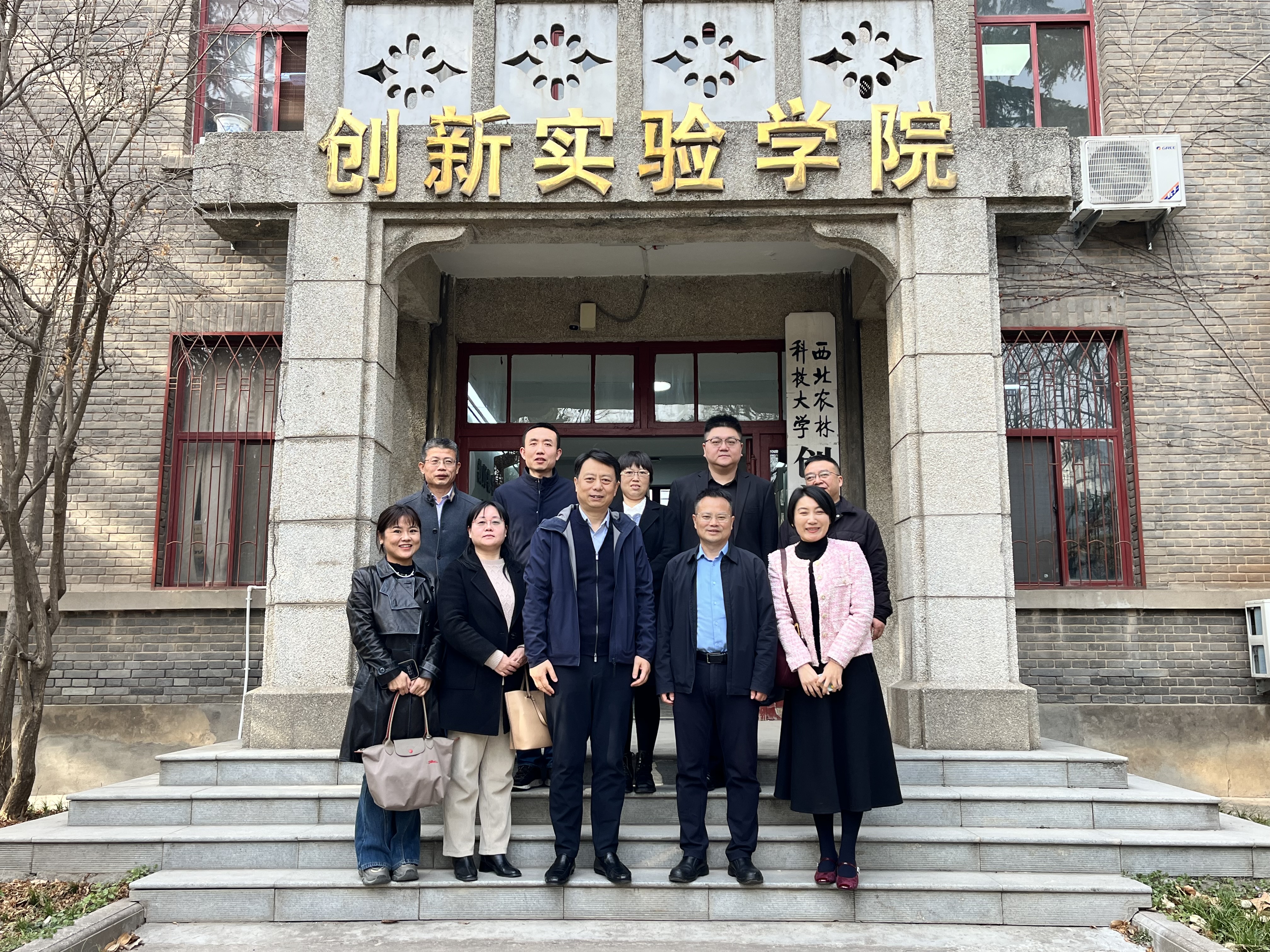 公司门前合影.JPG