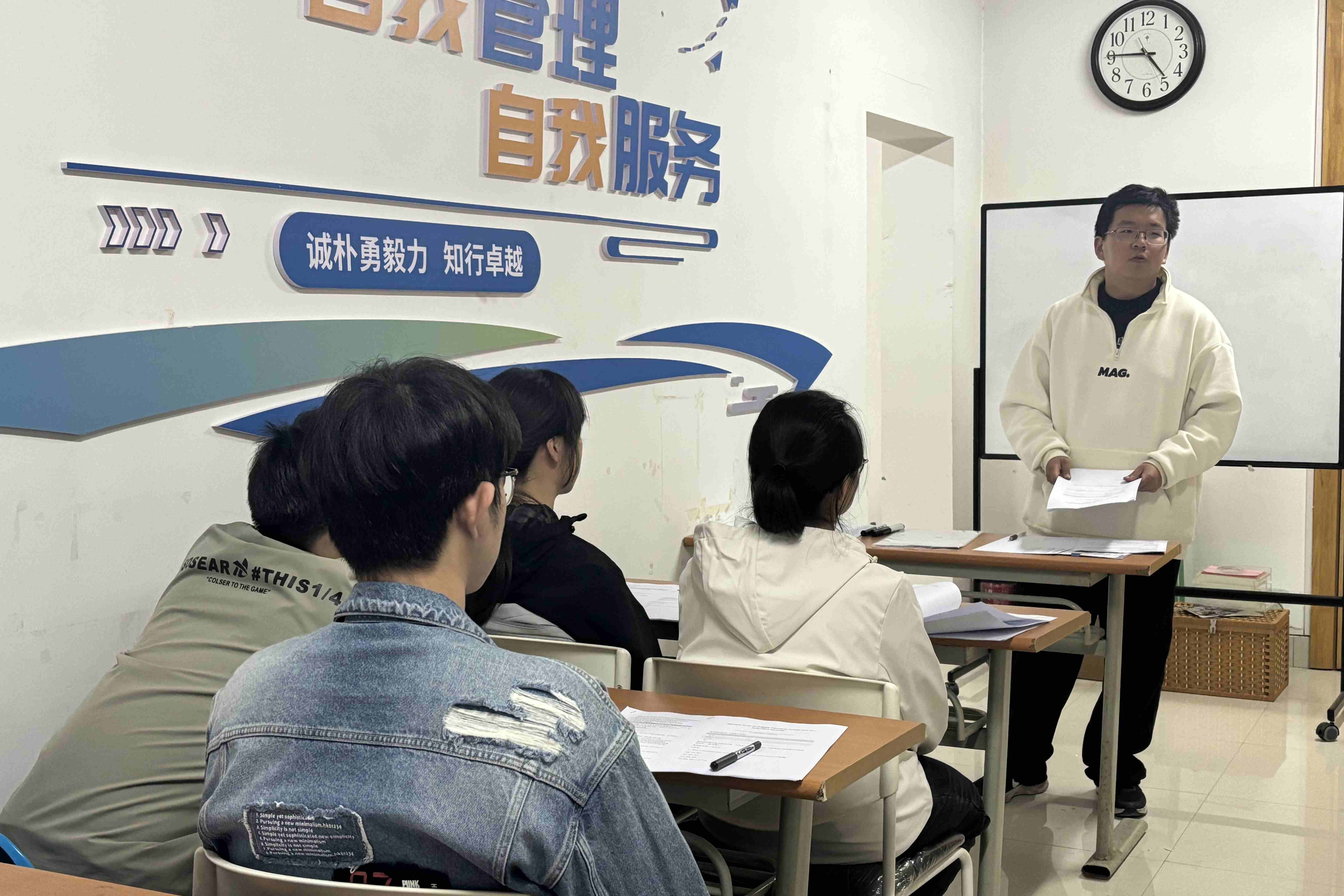 同学们认真听讲.jpg
