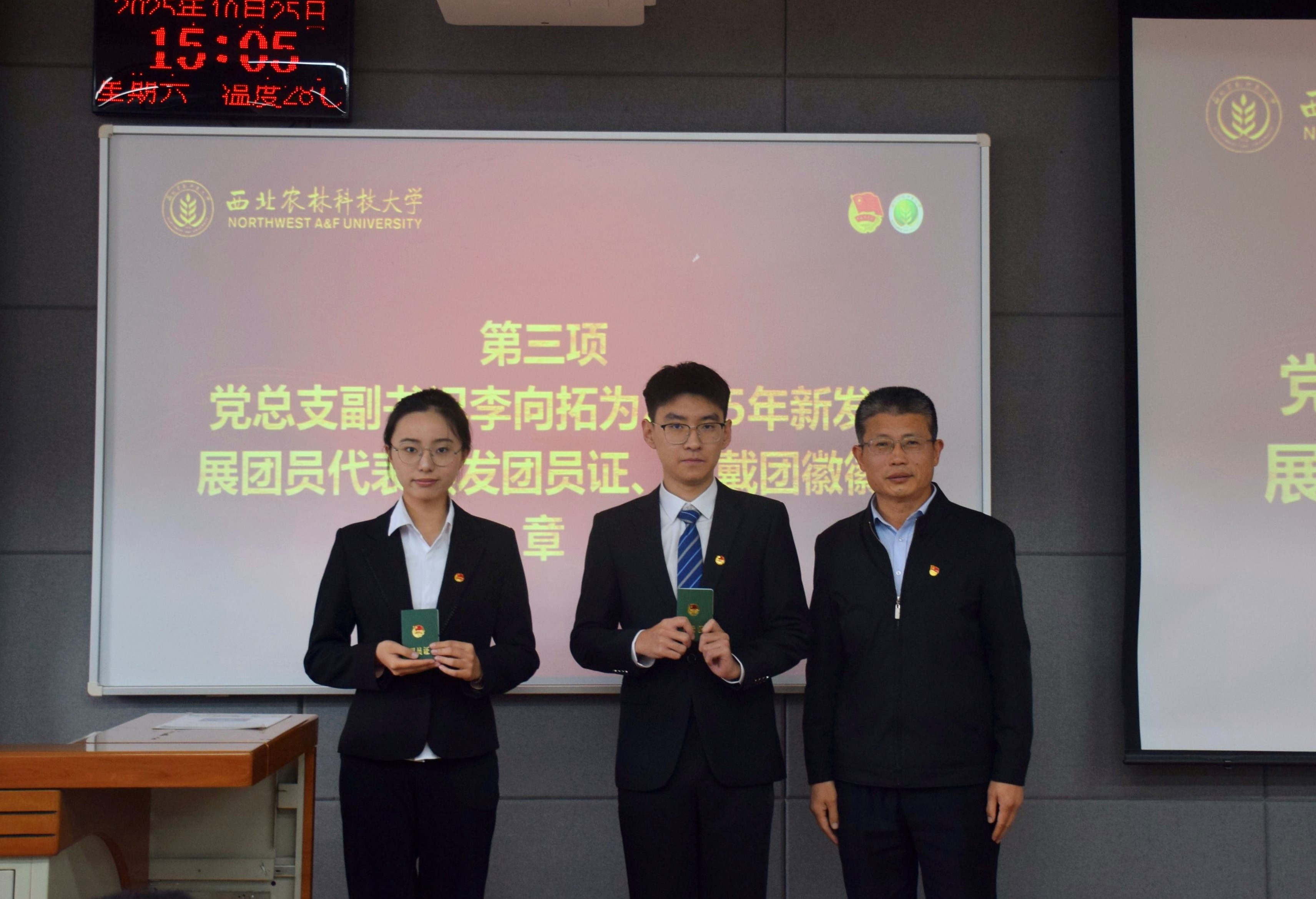 公司党总支书记李向拓为新发展团员代表颁发团员证、佩戴团徽.jpg