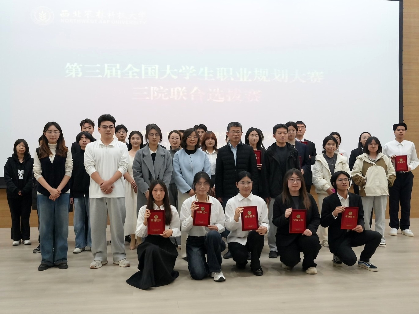 参赛选手及评委合影留念.jpg