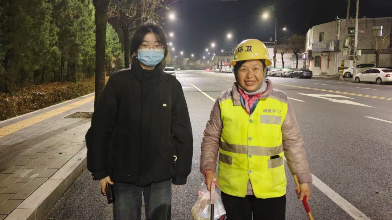 志愿者与环卫工人合影.jpg