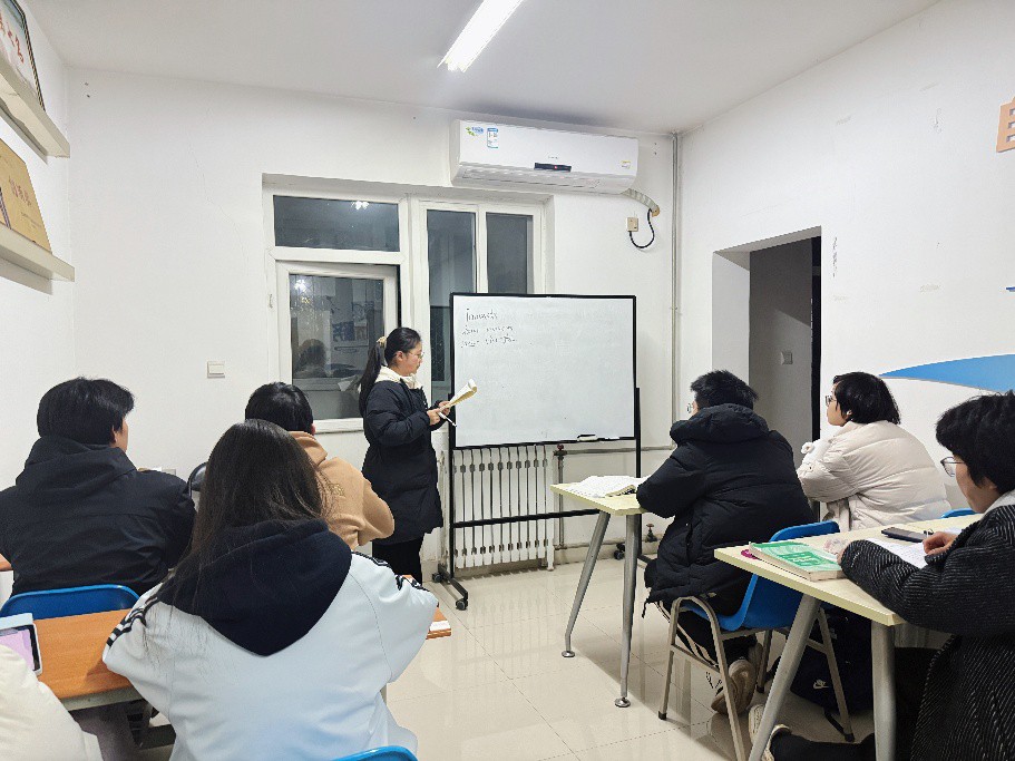 小导师细心讲解知识点和例题.jpg