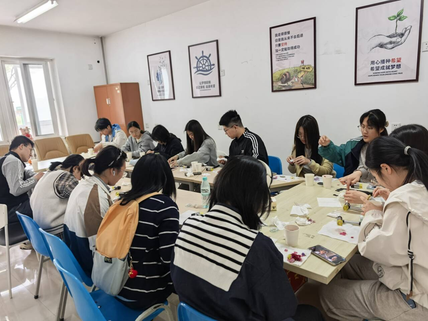 活动进行中同学们专注创作.png