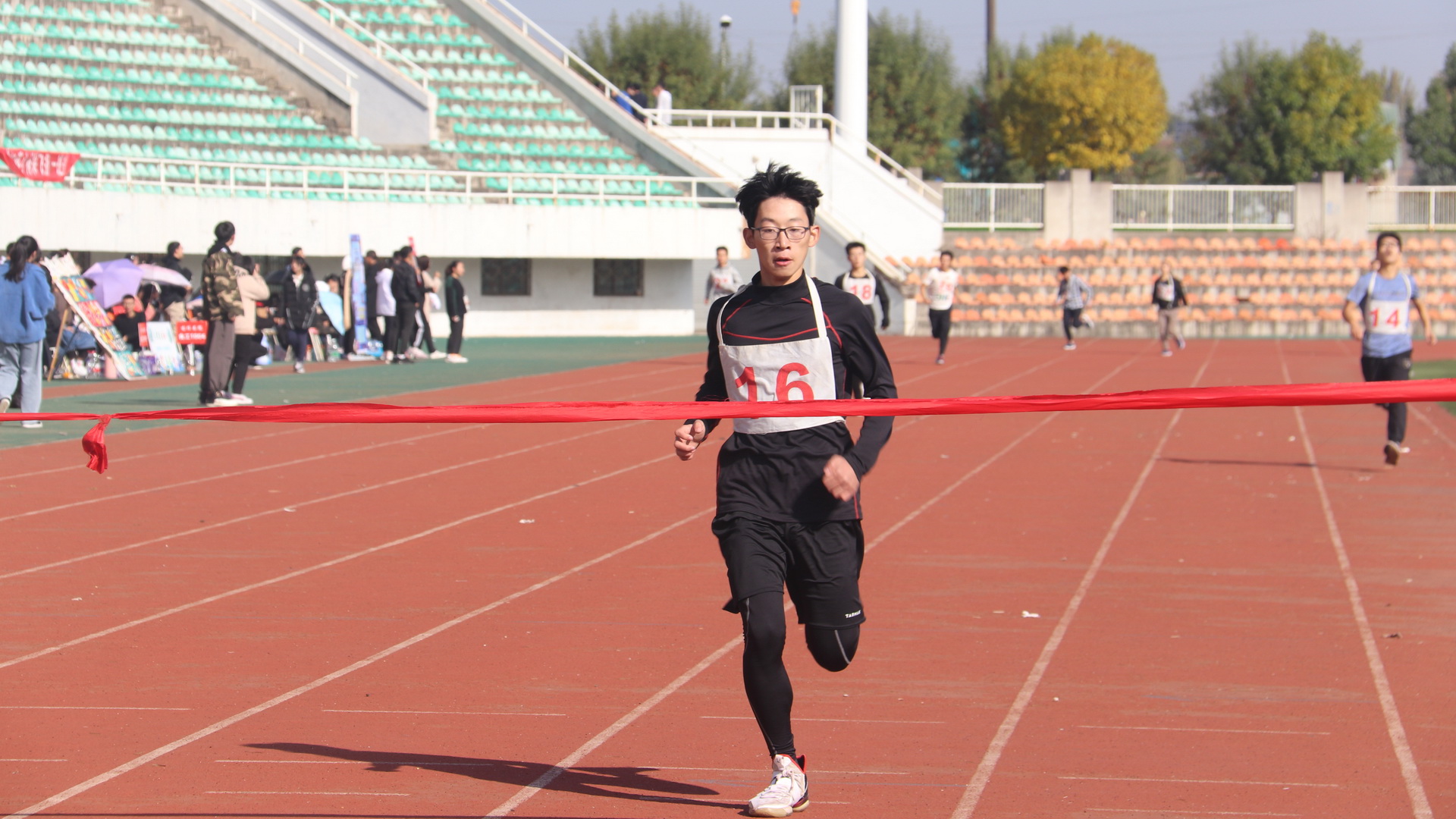 运动员奋勇争先.jpg 运动员奋勇争先.jpg