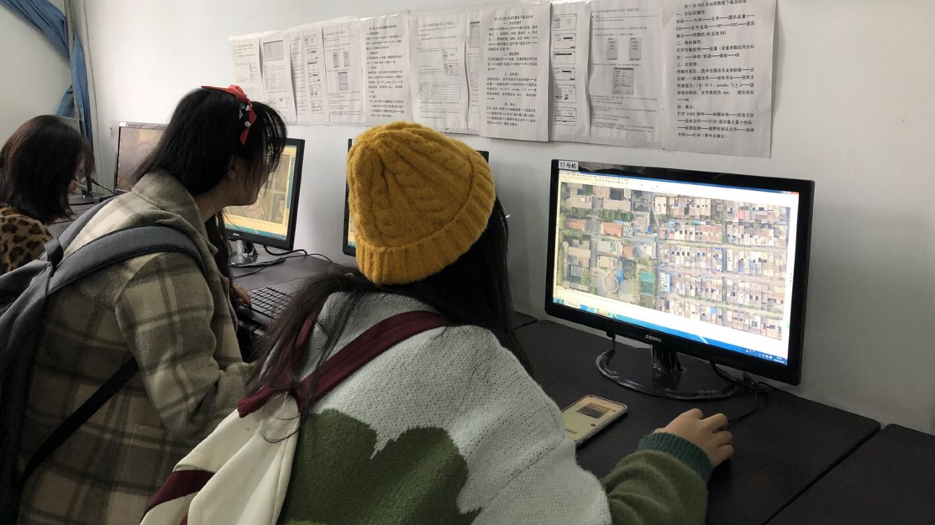 员工根据无人机图像在电脑上绘制地形图 员工根据无人机图像在电脑上绘制地形图