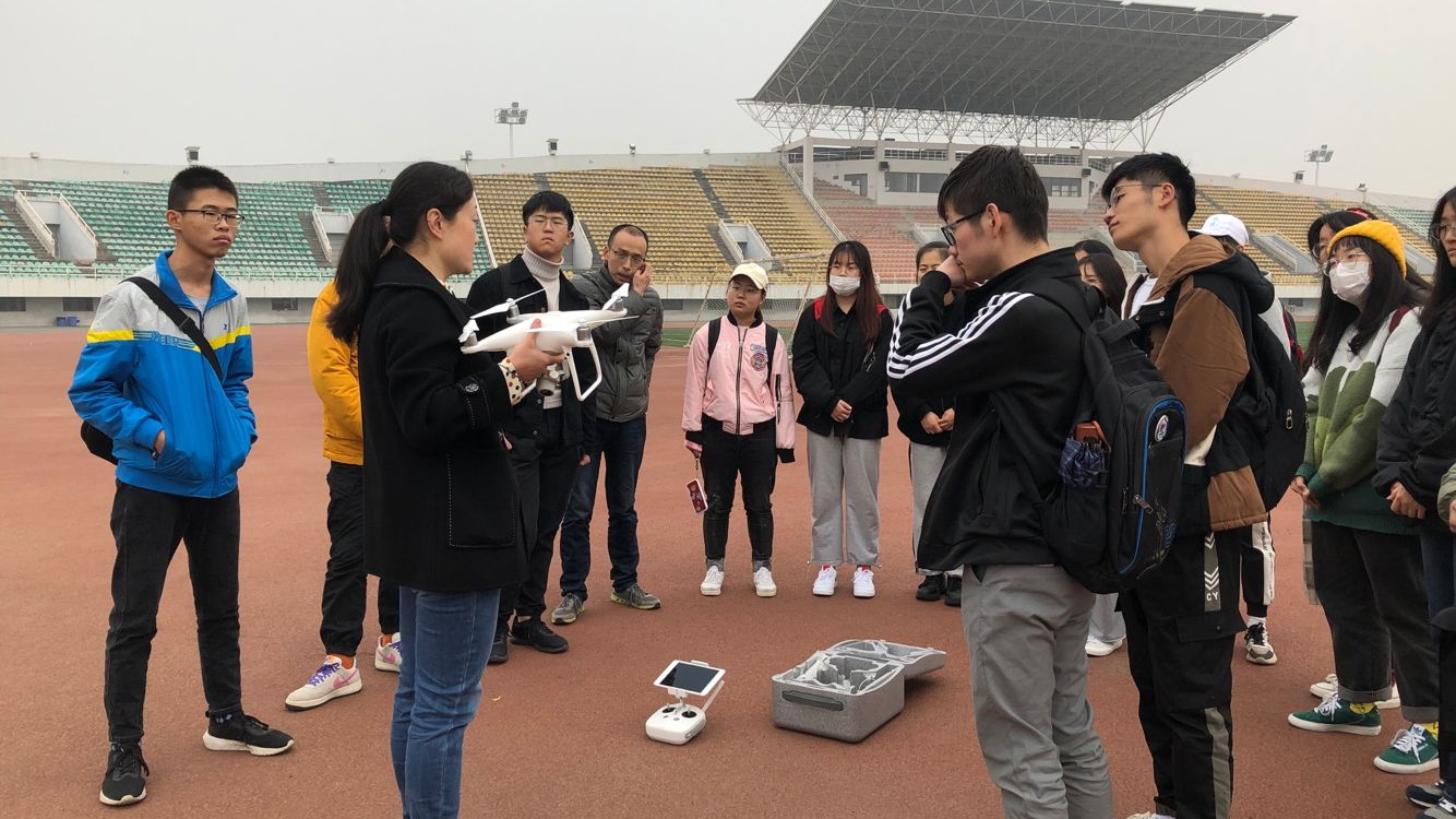 金琳老师对无人机进行讲解 金琳老师对无人机进行讲解