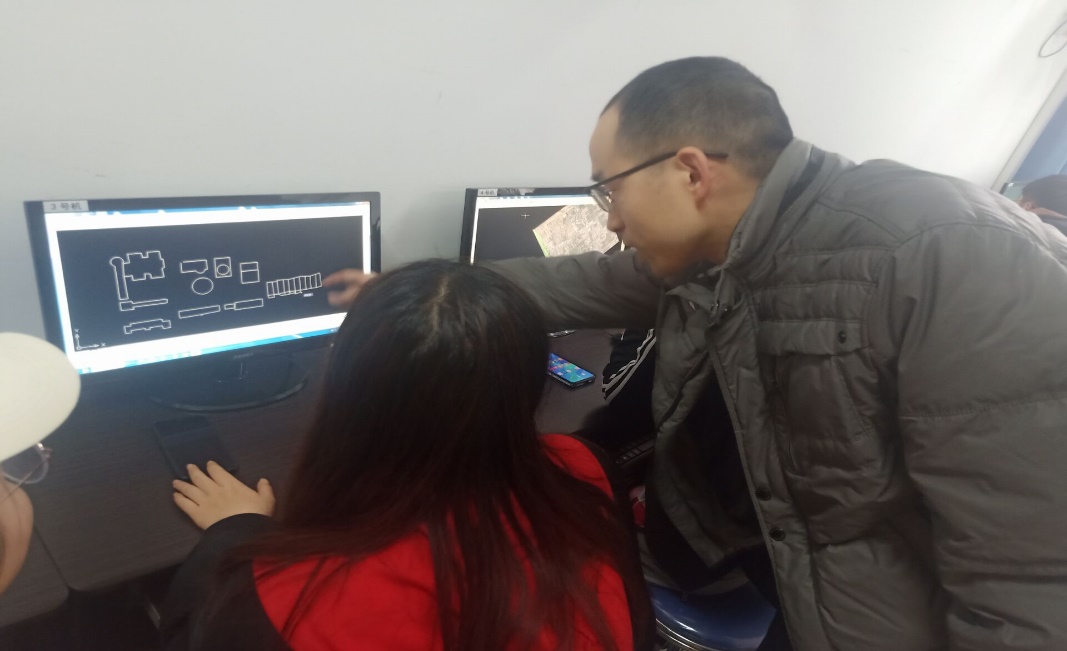 崔晨风老师对计算机CAD做图进行指导 崔晨风老师对计算机CAD做图进行指导