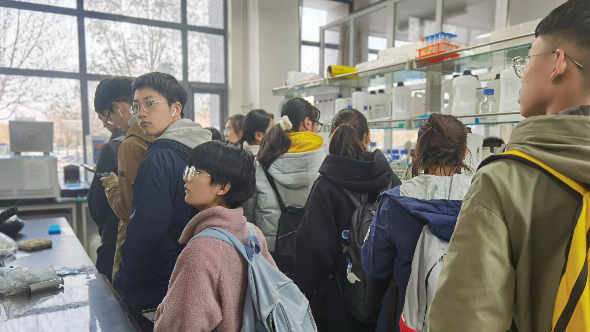 同学们参观实验室2 同学们参观实验室2