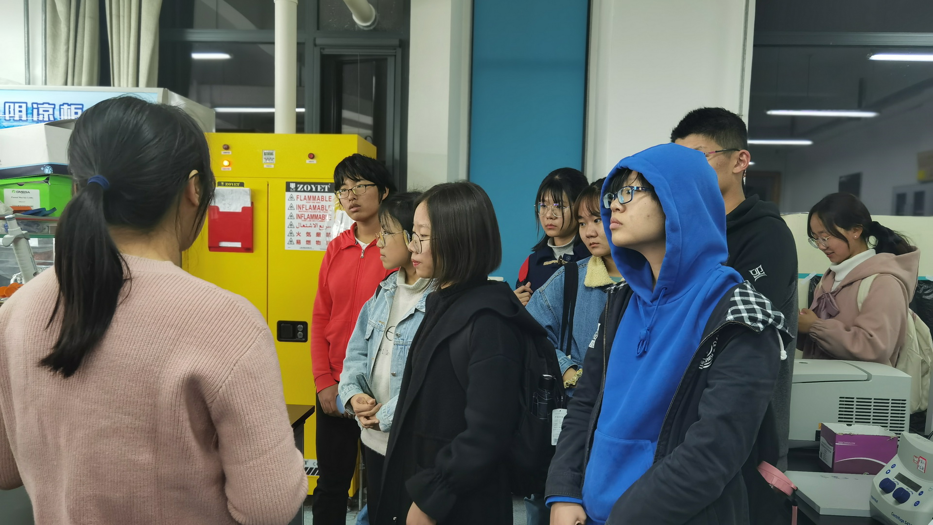 同学们参观实验室 同学们参观实验室