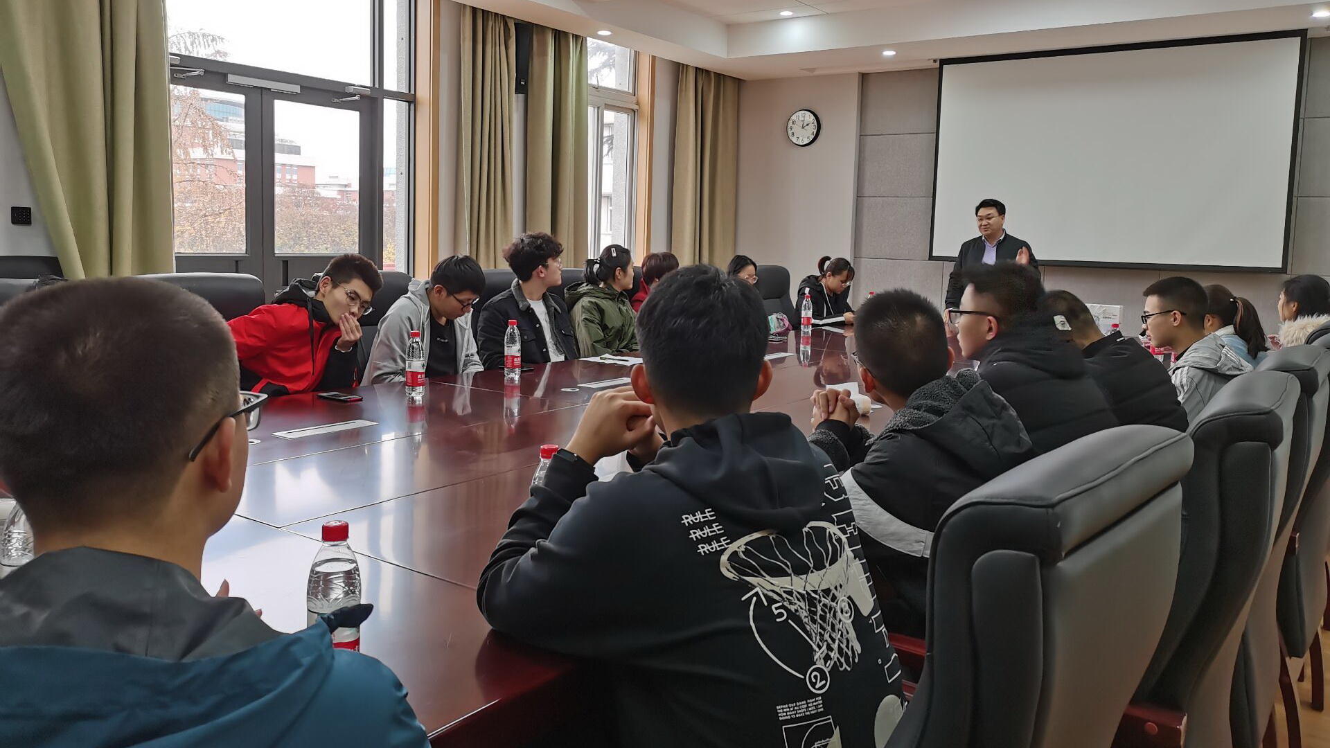草业公司经理讲解专业研究内容