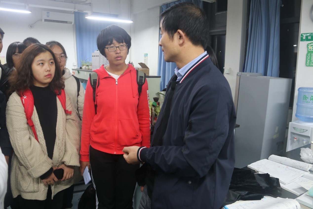老师为同学们讲解 老师为同学们讲解