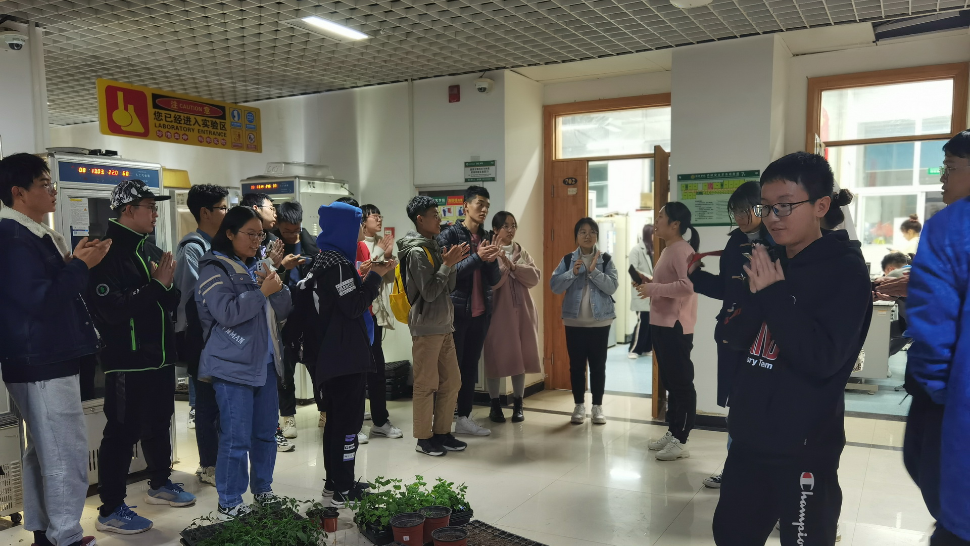 同学们鼓掌致谢 同学们鼓掌致谢