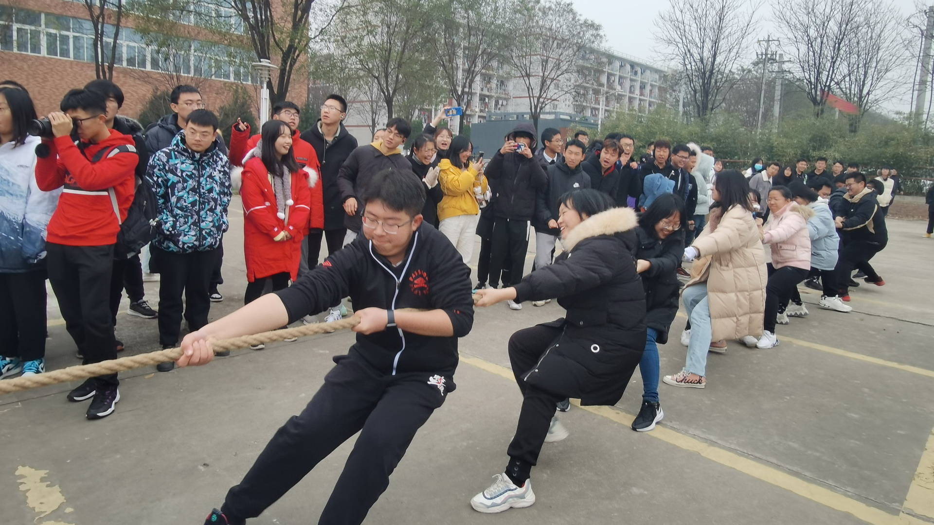 同学们奋力拼搏 同学们奋力拼搏