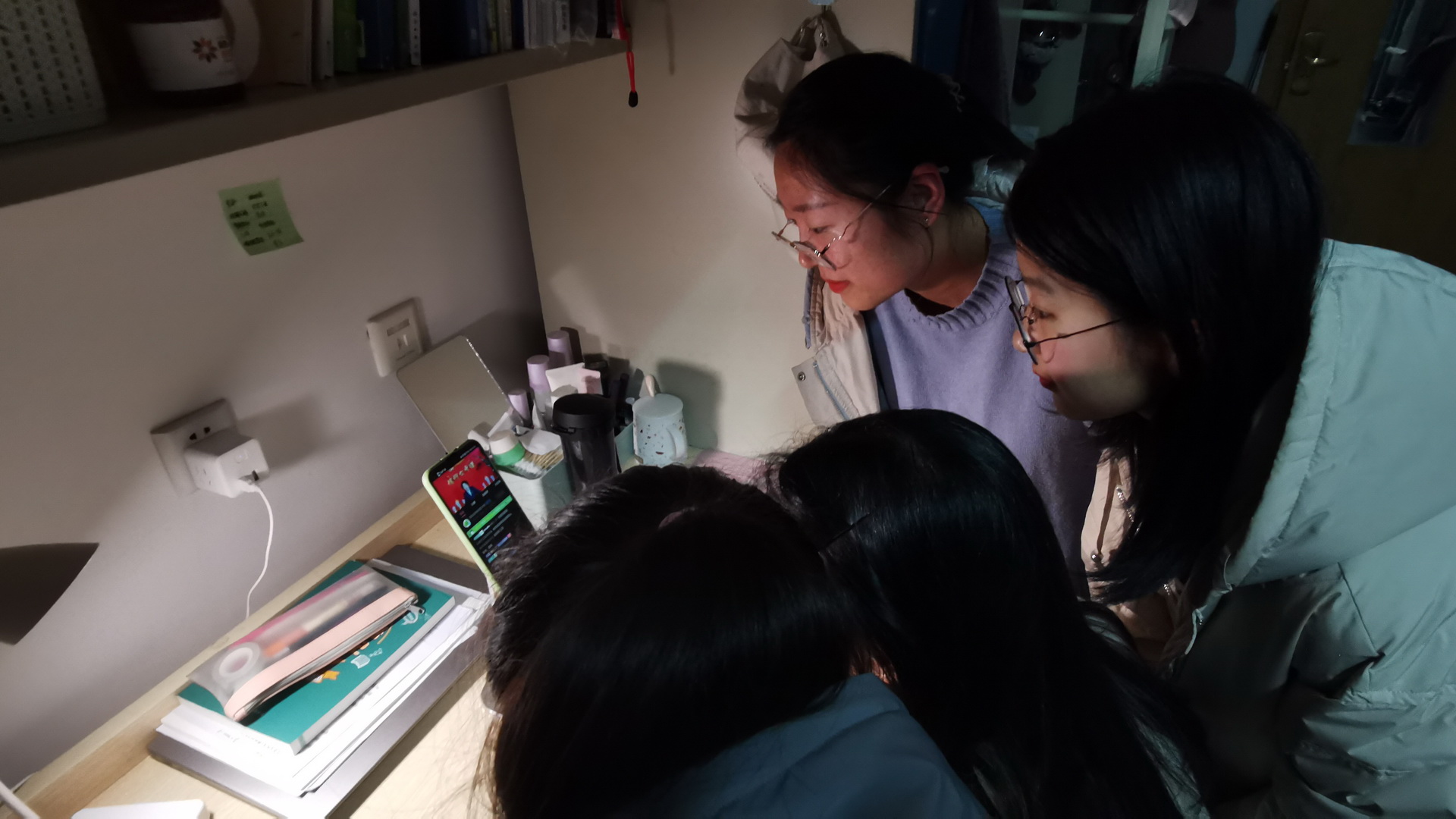 同学们认真观看座 同学们认真观看座