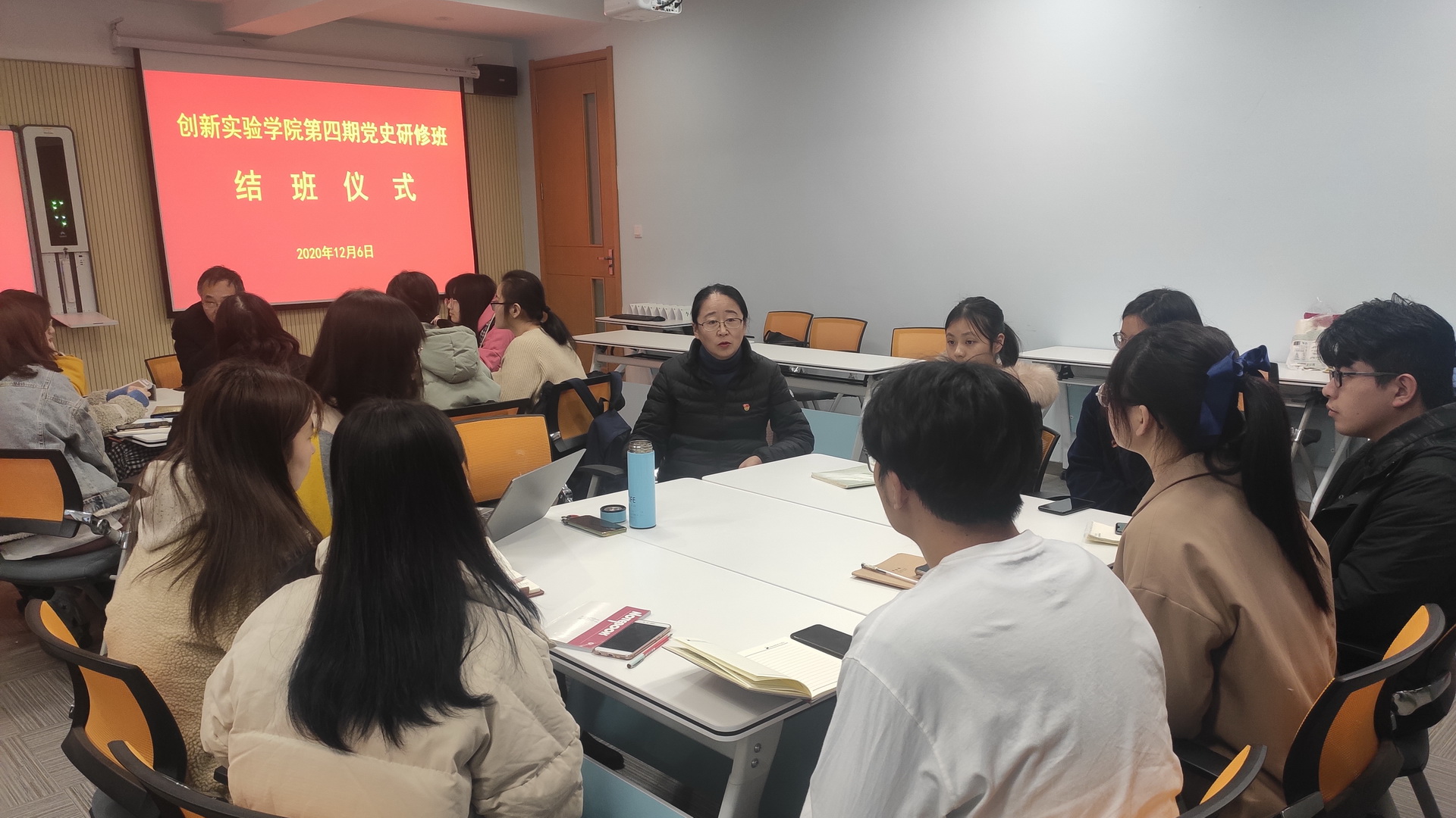 李海华书记在小组内进行指导 李海华书记在小组内进行指导