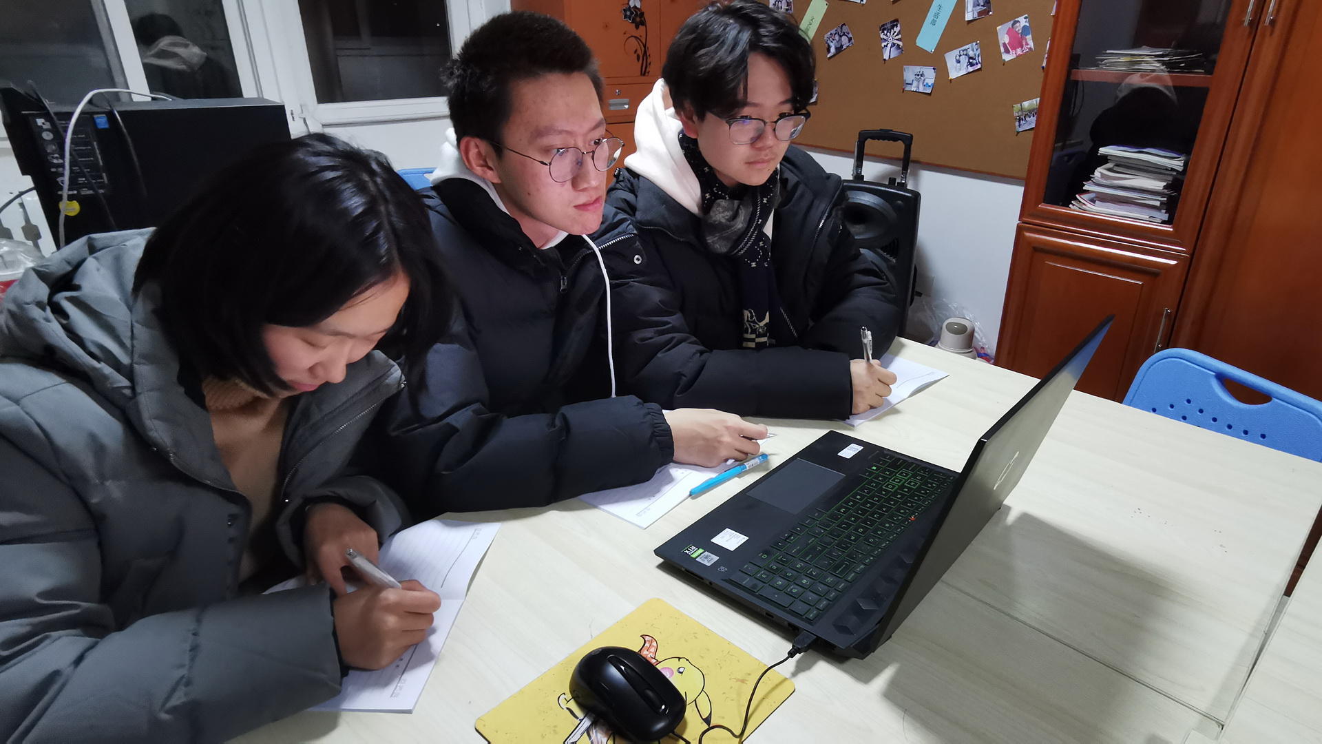 同学们认真记录讲座要点 同学们认真记录讲座要点
