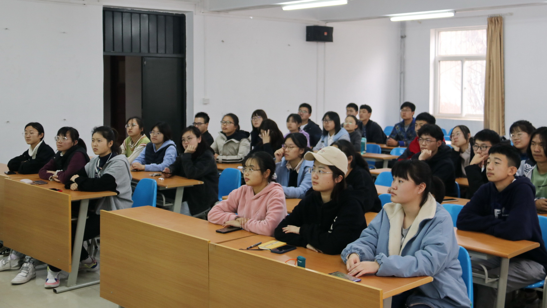 同学们认真听讲