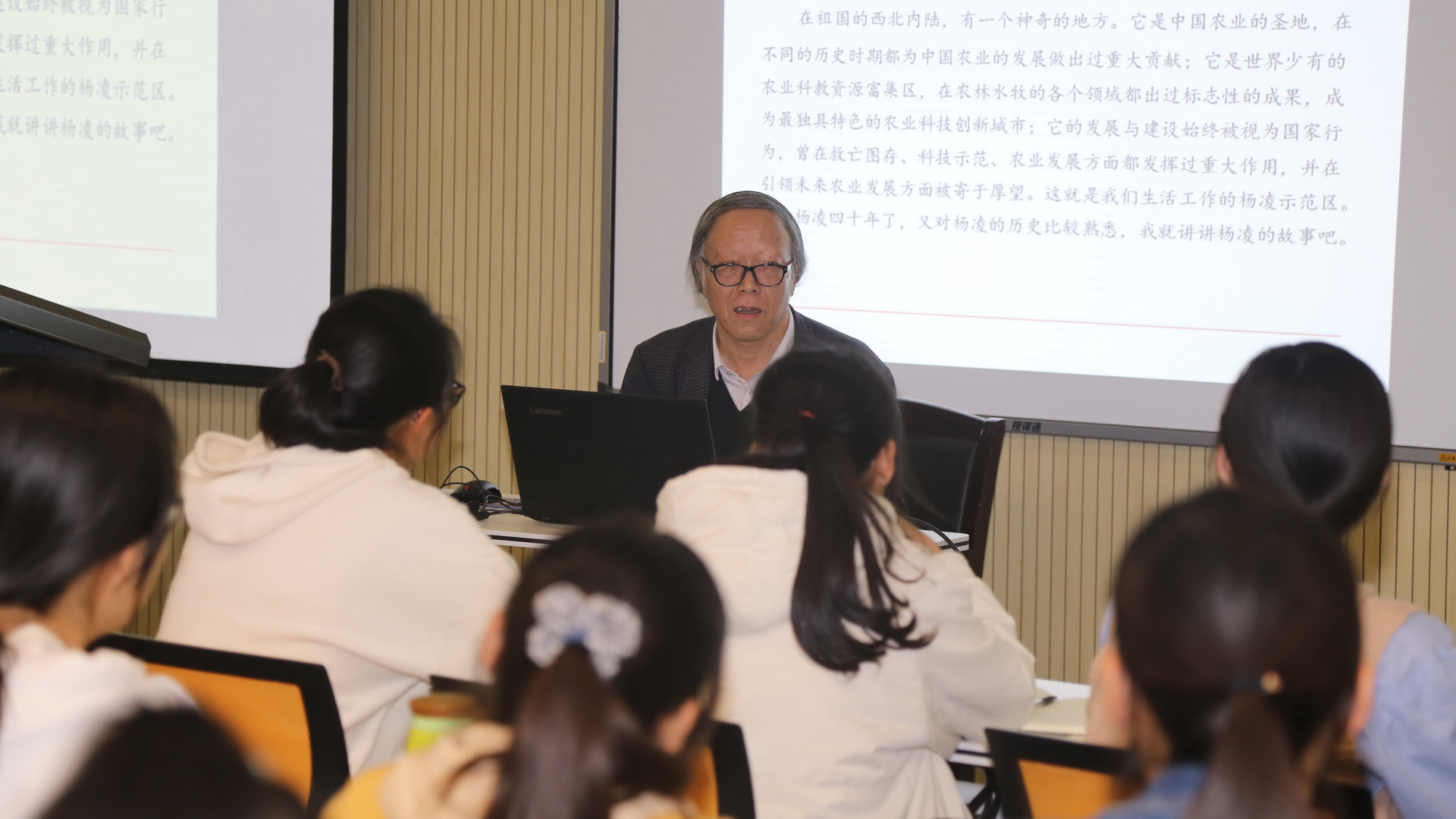 樊志民教授作报告 樊志民教授作报告