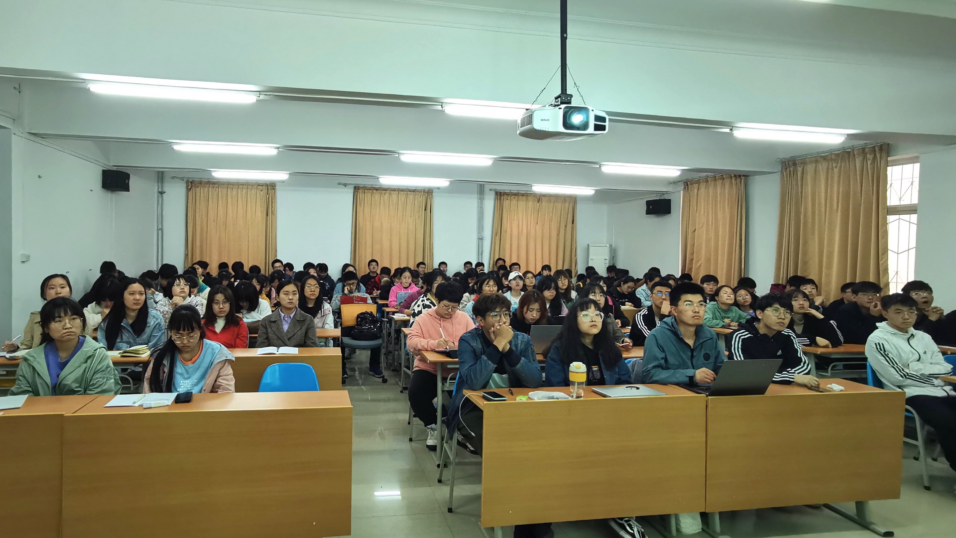 同学们认真学习 同学们认真学习