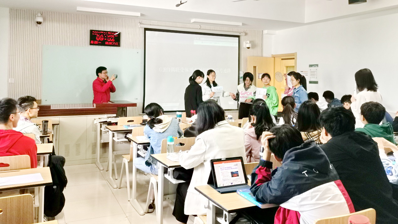 员工正在表演话剧 员工正在表演话剧