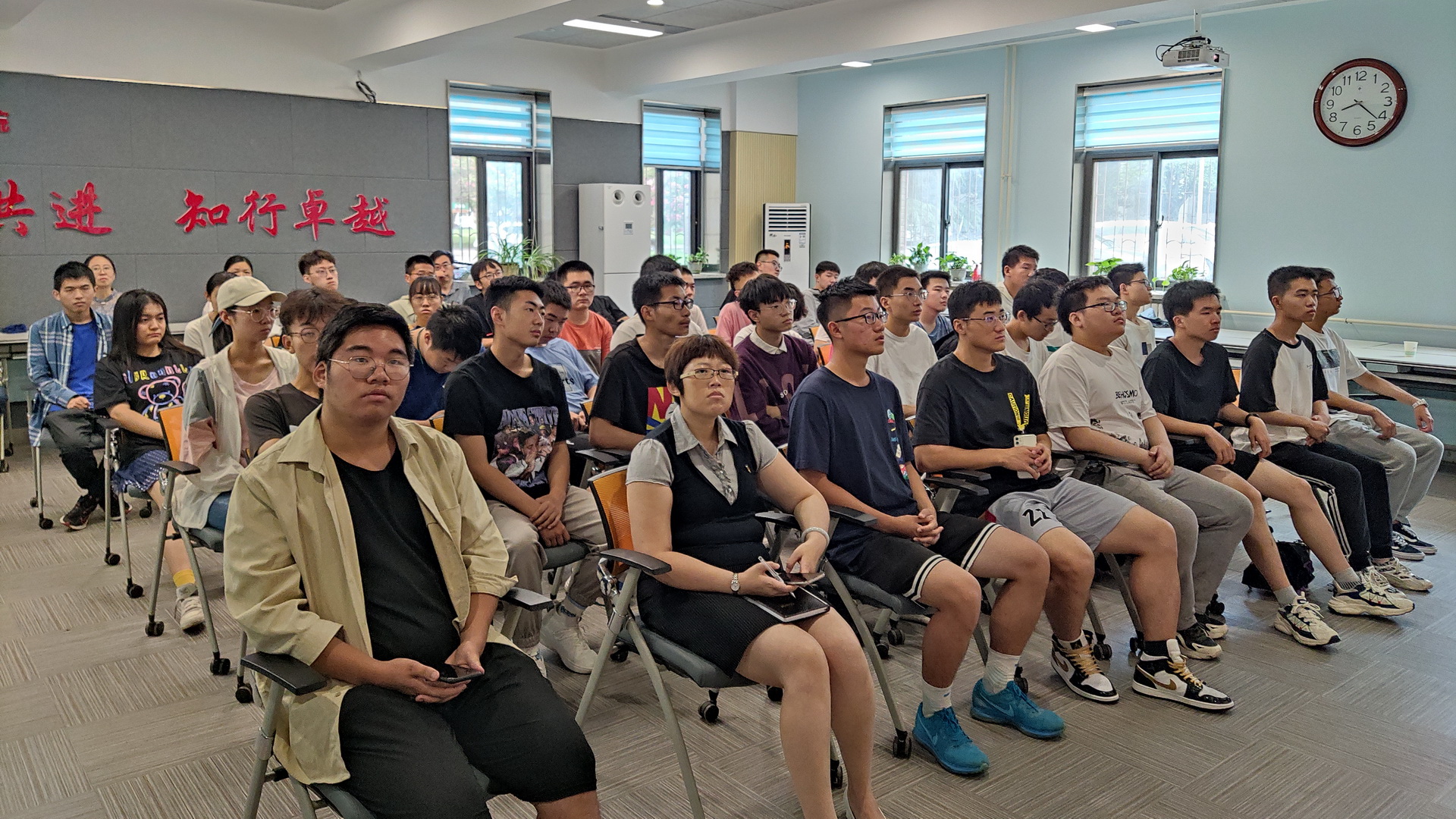 师生共同观看大会直播 师生共同观看大会直播