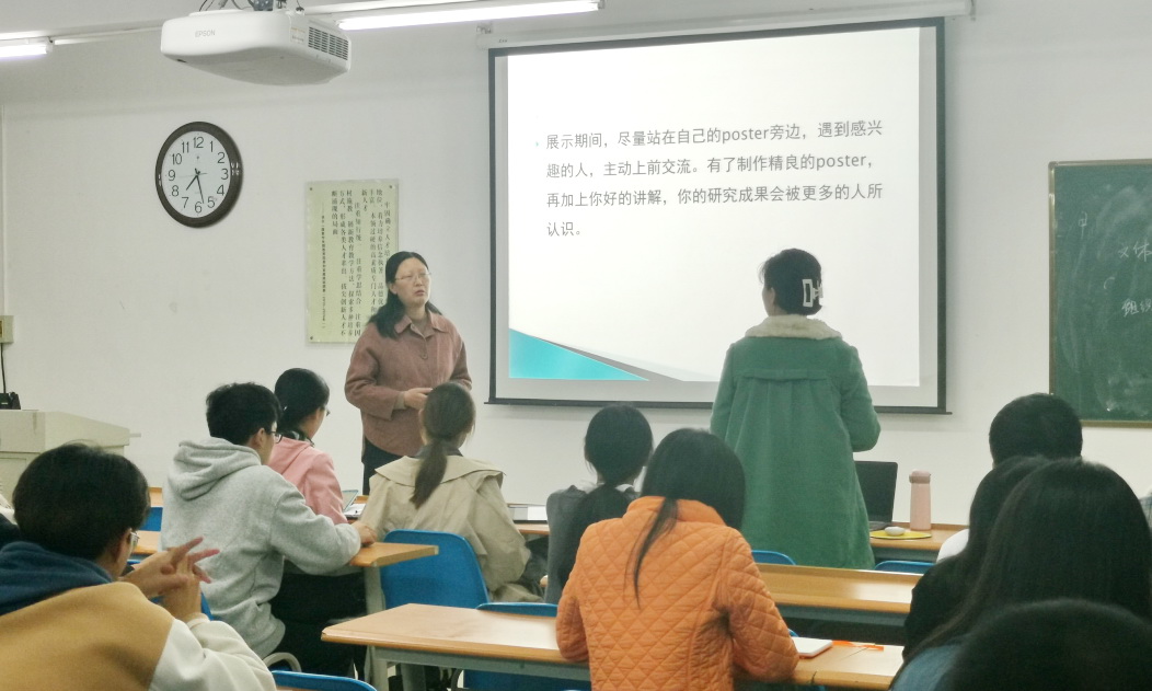 郑惠玲教授在为员工答疑 郑惠玲教授在为员工答疑