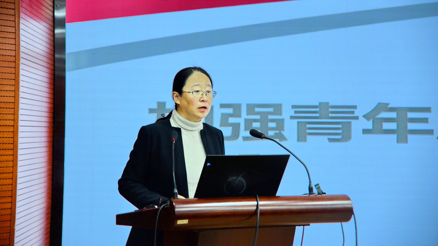 公司党总支书记李海华讲授课程 公司党总支书记李海华讲授课程