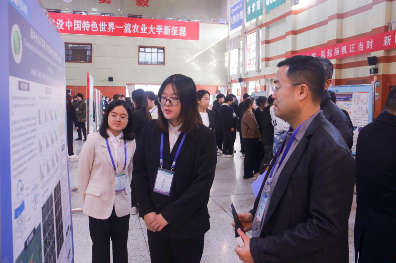 参赛员工与老师进行交流2.jpg
