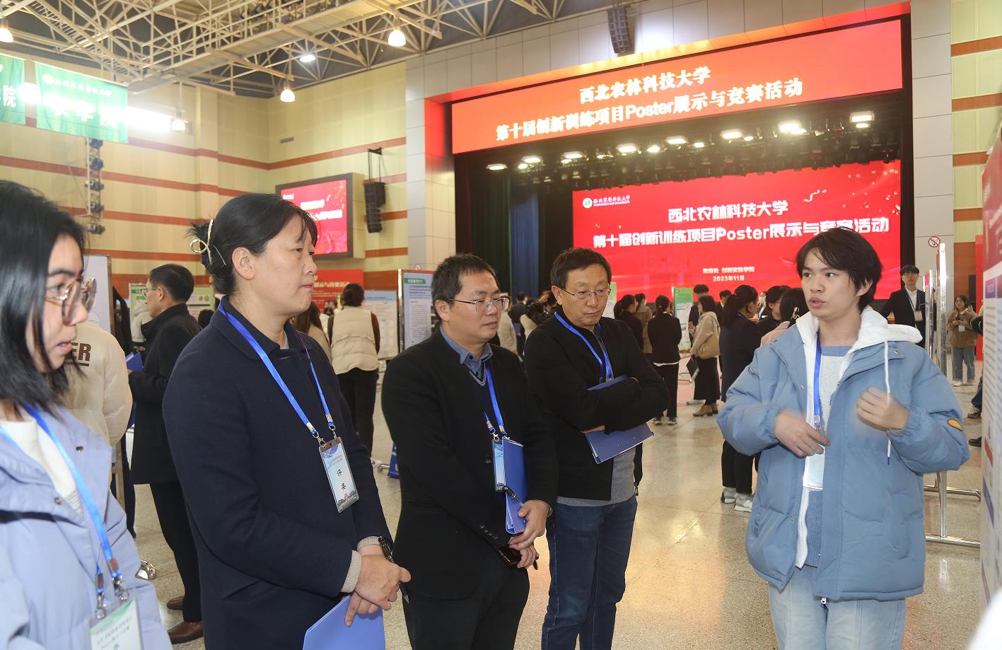 参赛员工与老师进行交流1.jpg