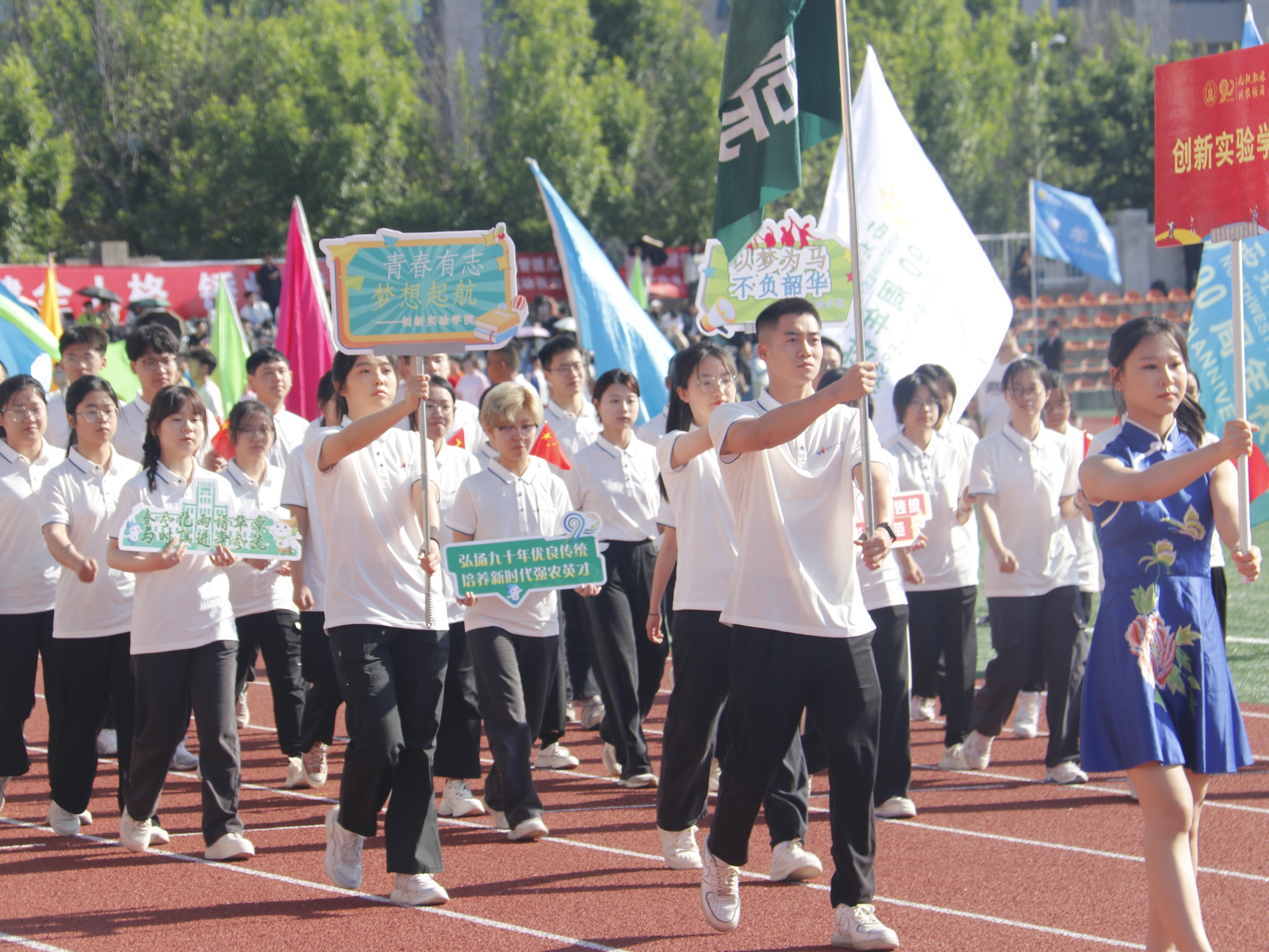 创新公司代表方阵行进过程中.jpg