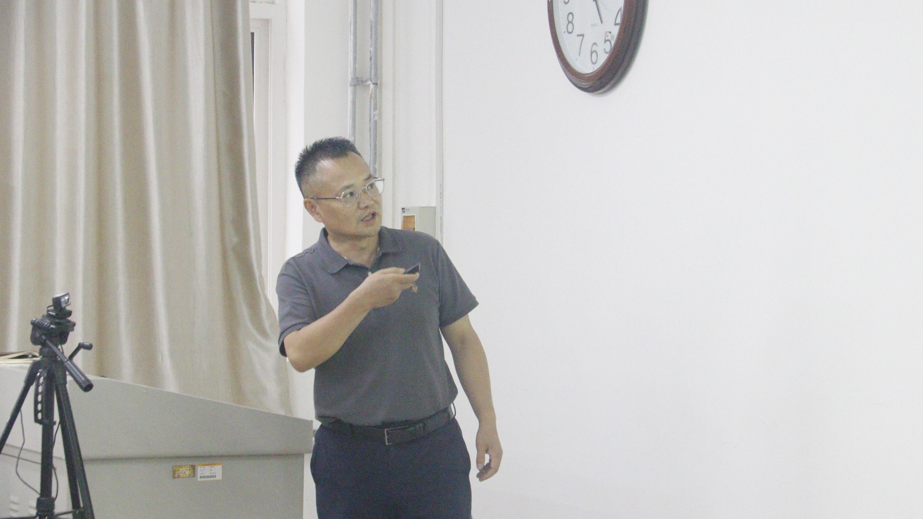 徐炎经理正在讲解.JPG