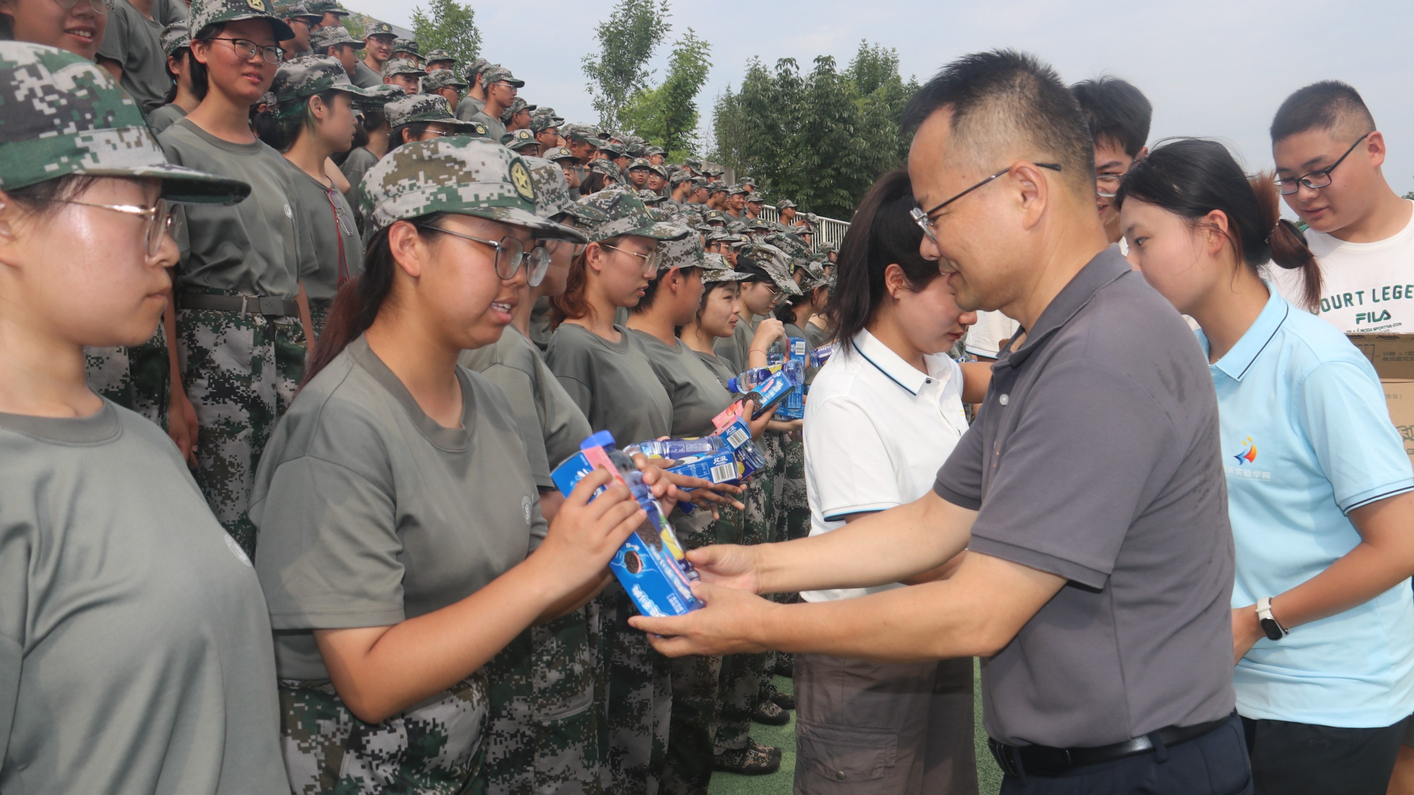 经理正在发慰问品并慰问.JPG