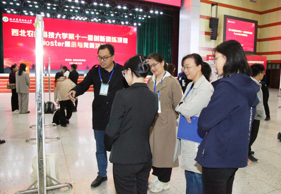 参赛员工与老师们交流.jpg
