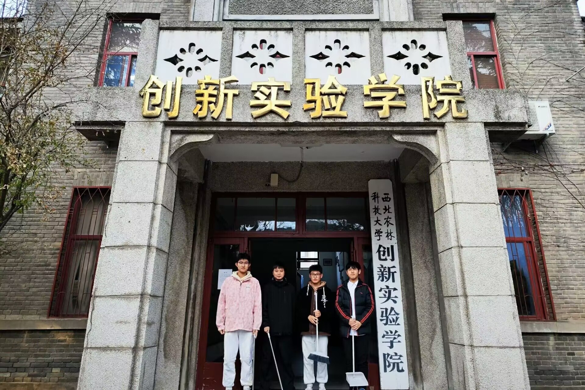 同学们在公司楼前合影留念.jpg