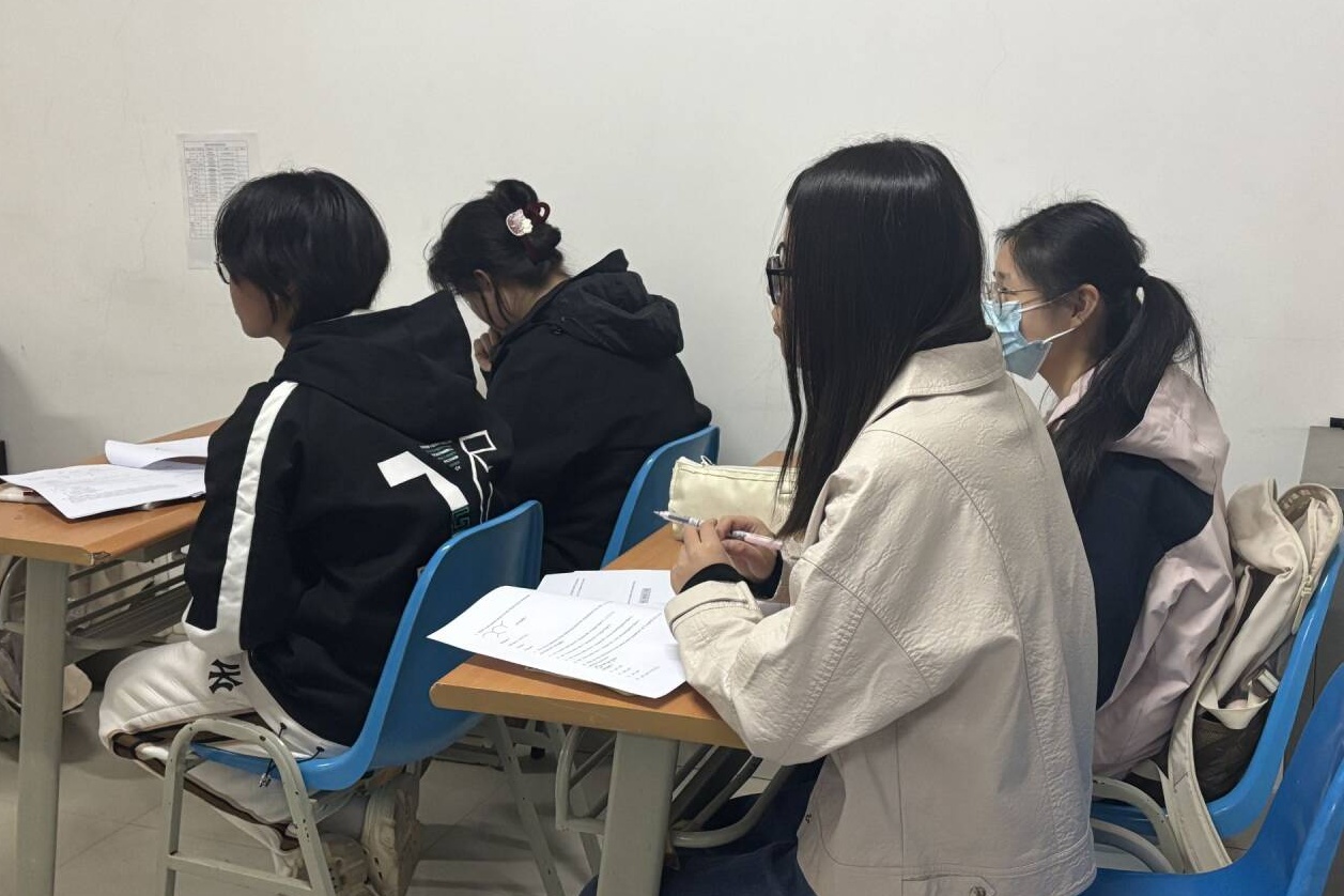 同学们专心听讲.JPG