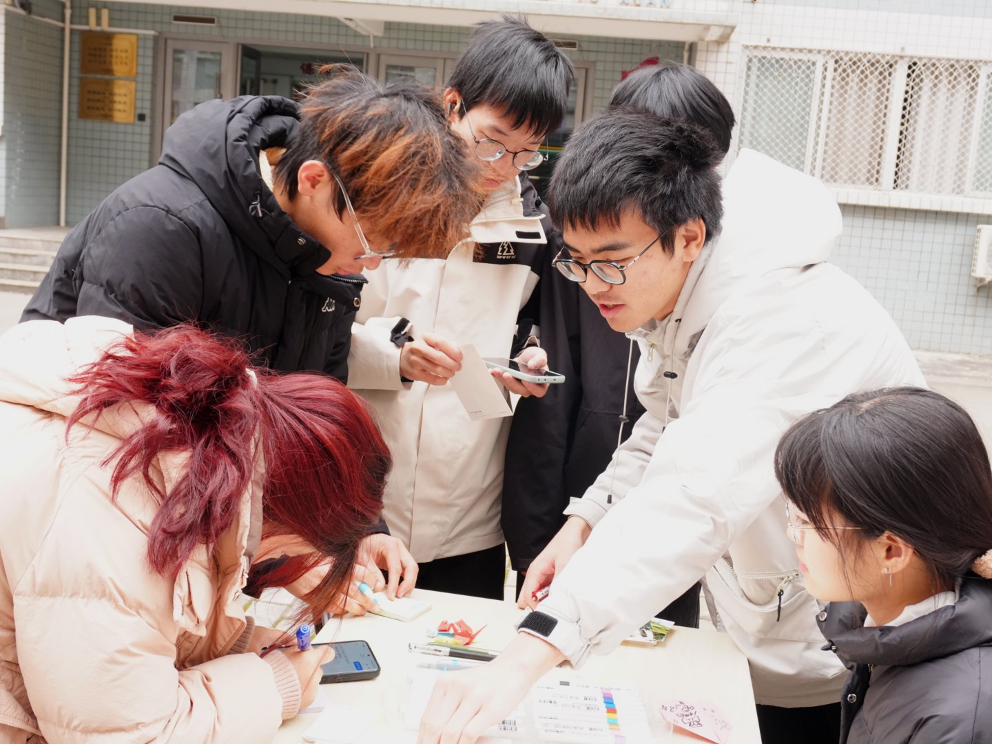 工作人员向同学提供灵感指引.jpg