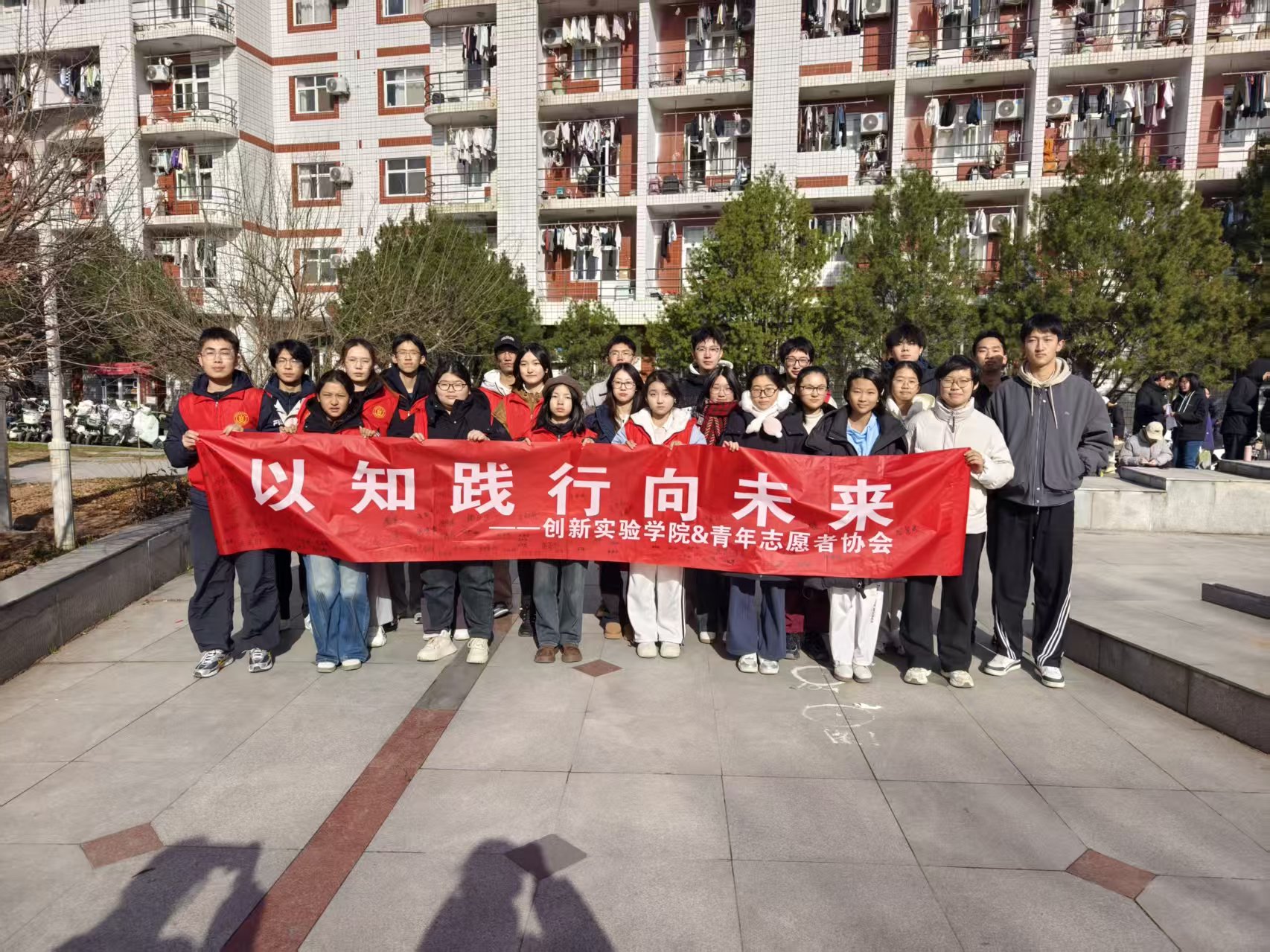 工作人员活动顺利结束后合影留念.jpg