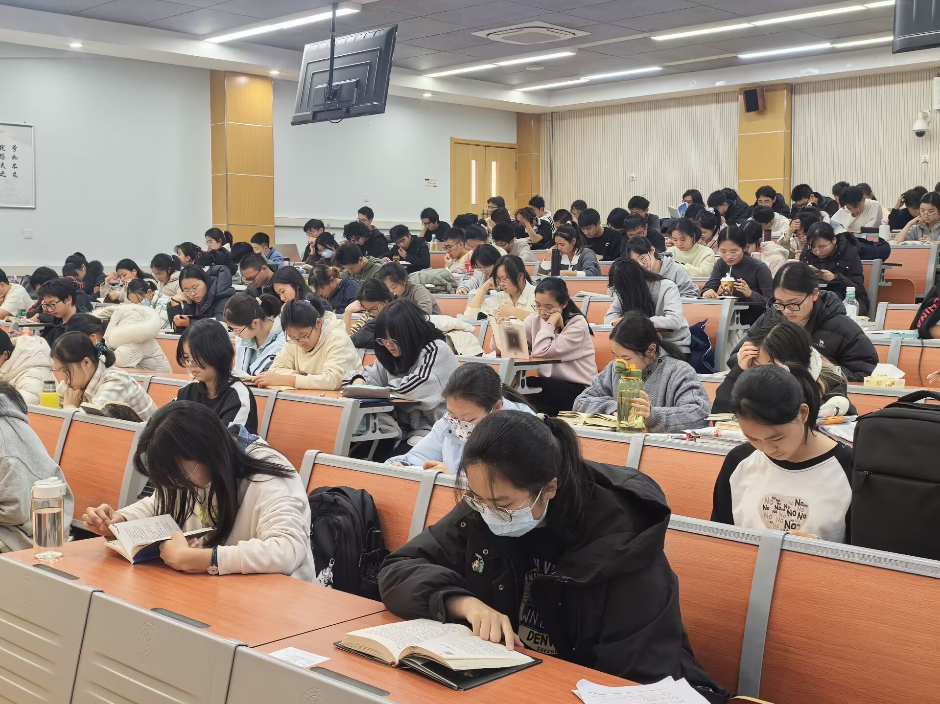 员工认真阅读.jpg