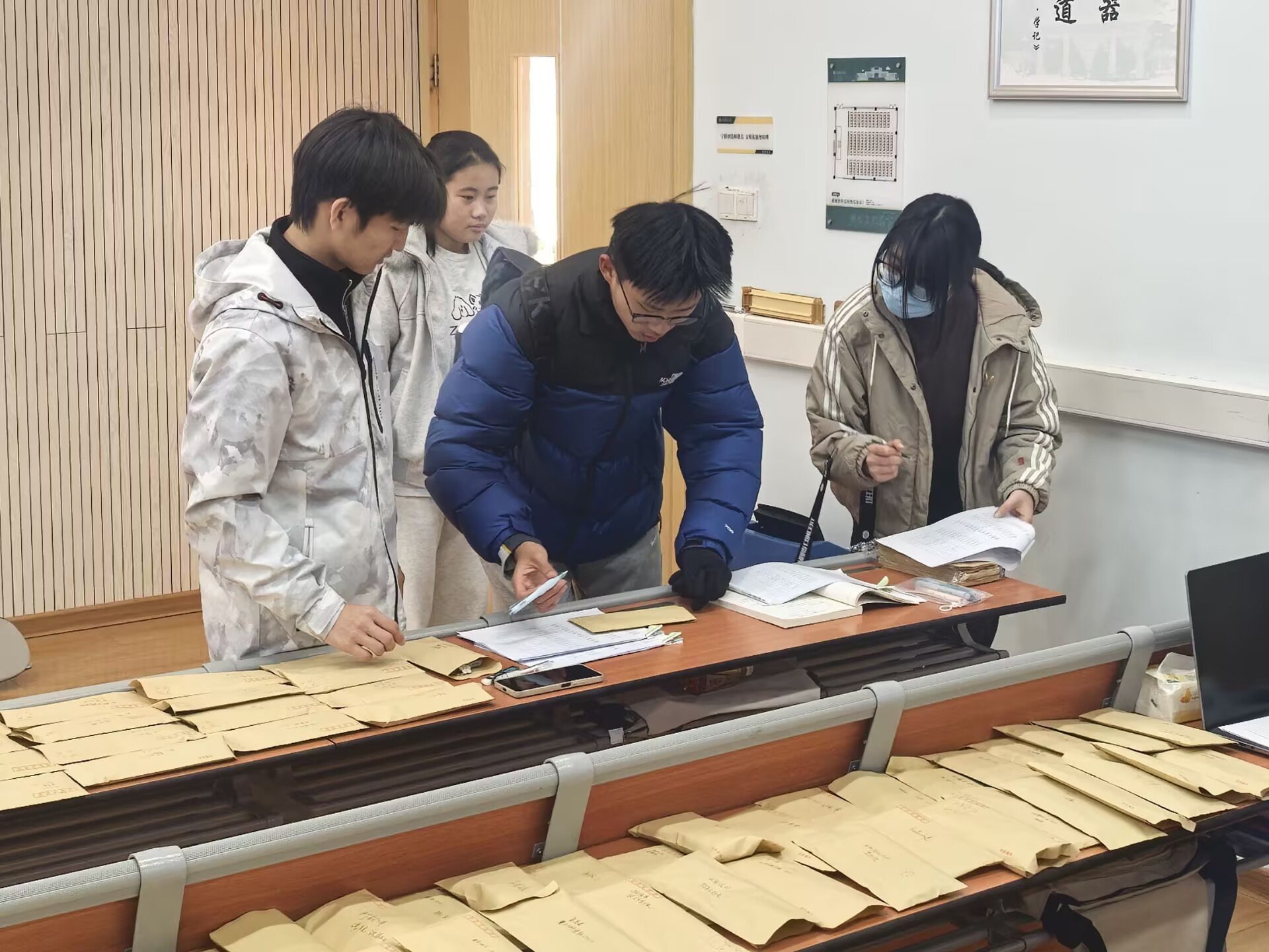 工作人员协助存放手机.jpg