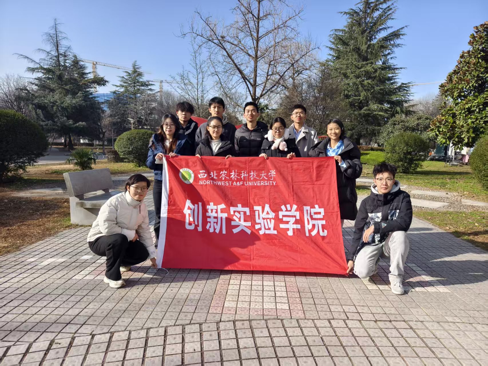 创新实验公司组织部工作人员合影留念.jpg