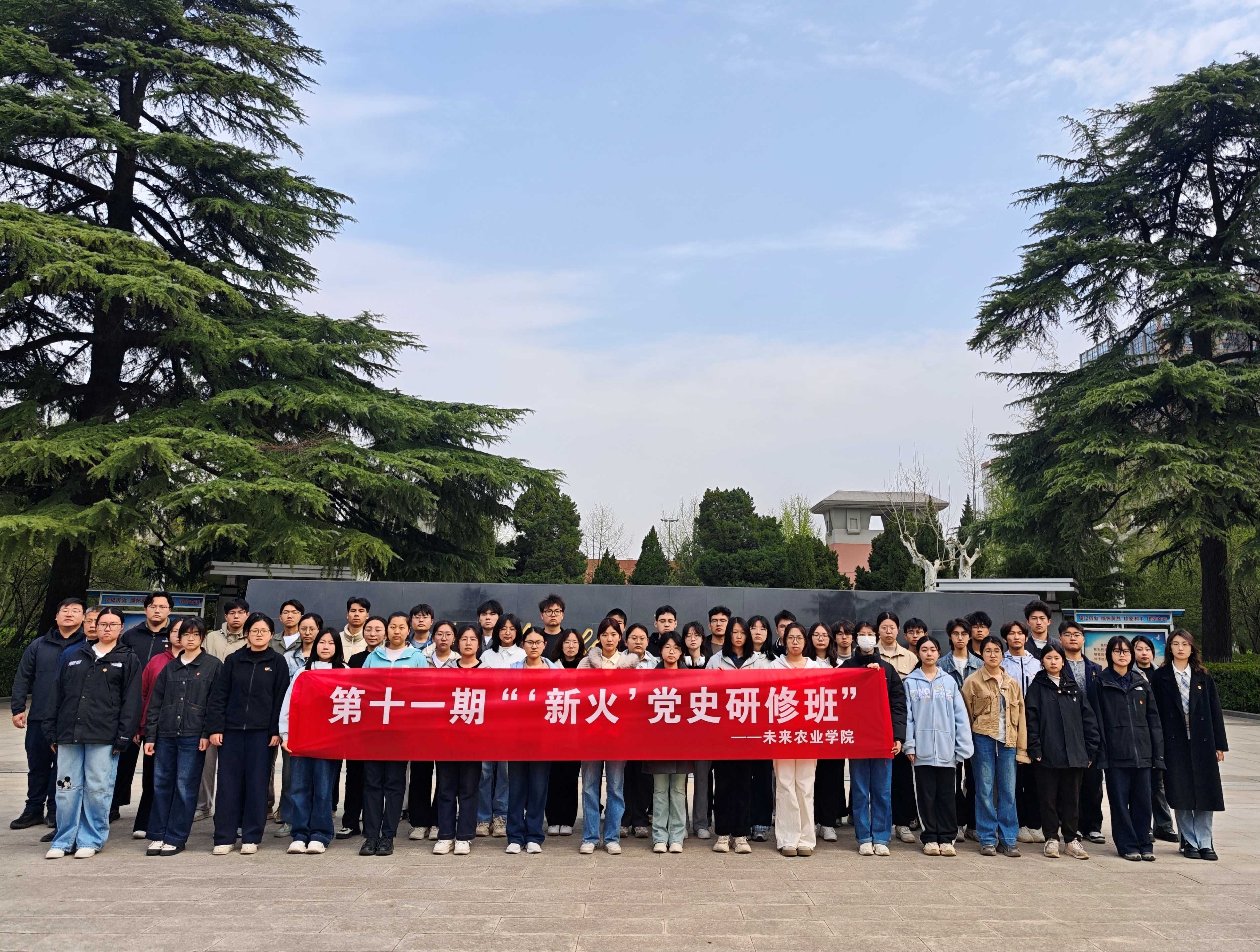 西安烈士陵园合影.jpg