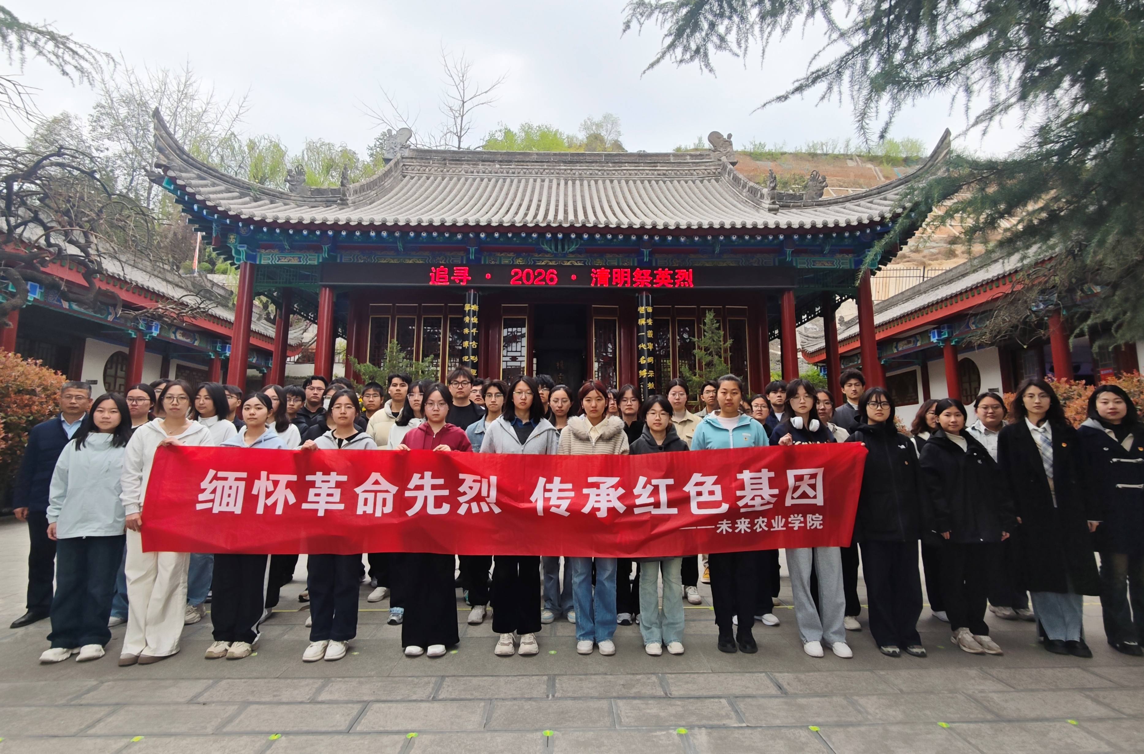 杨虎城将军陵园合影.jpg