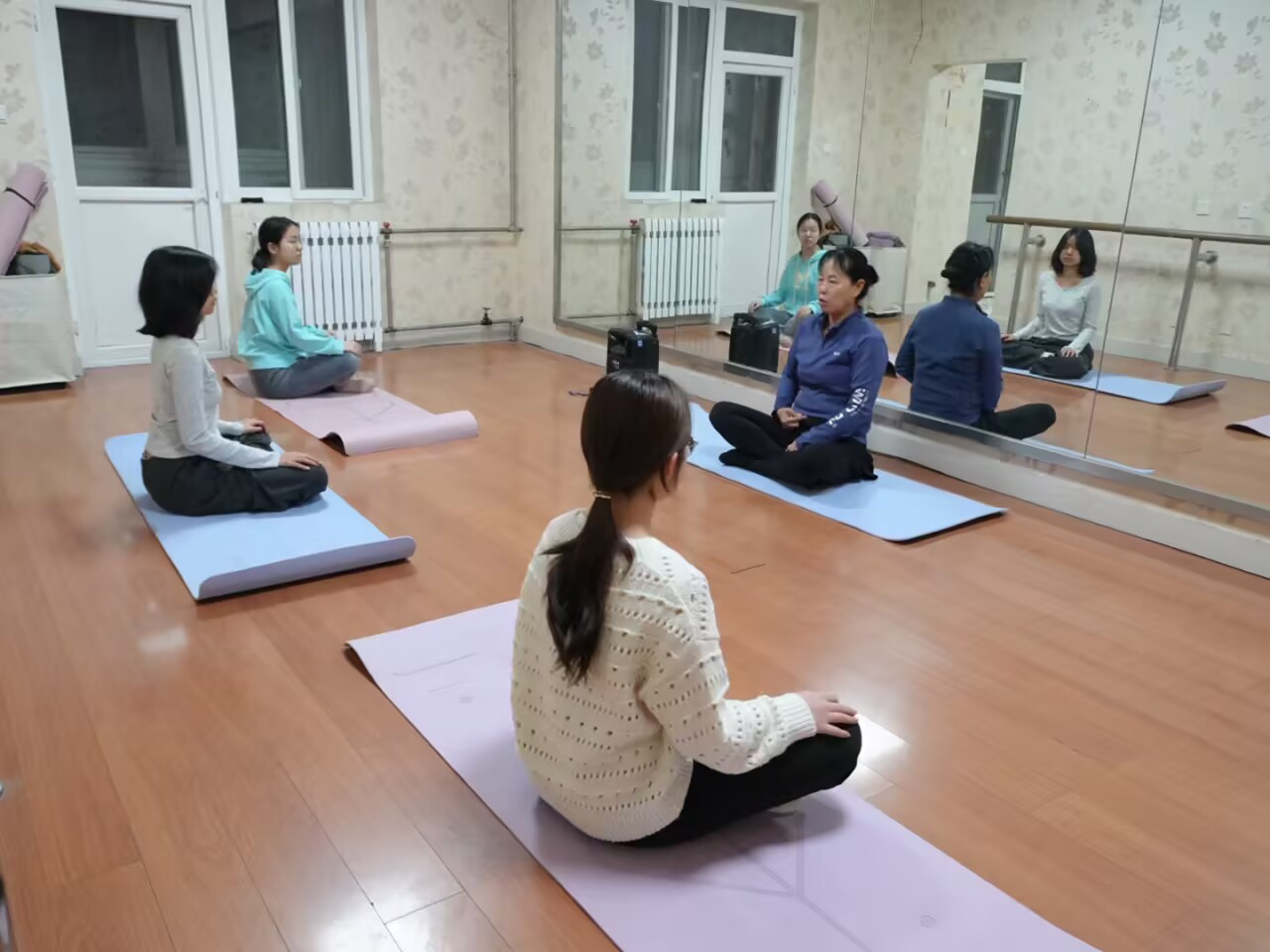 学员跟随老师的动作舒展身体.png