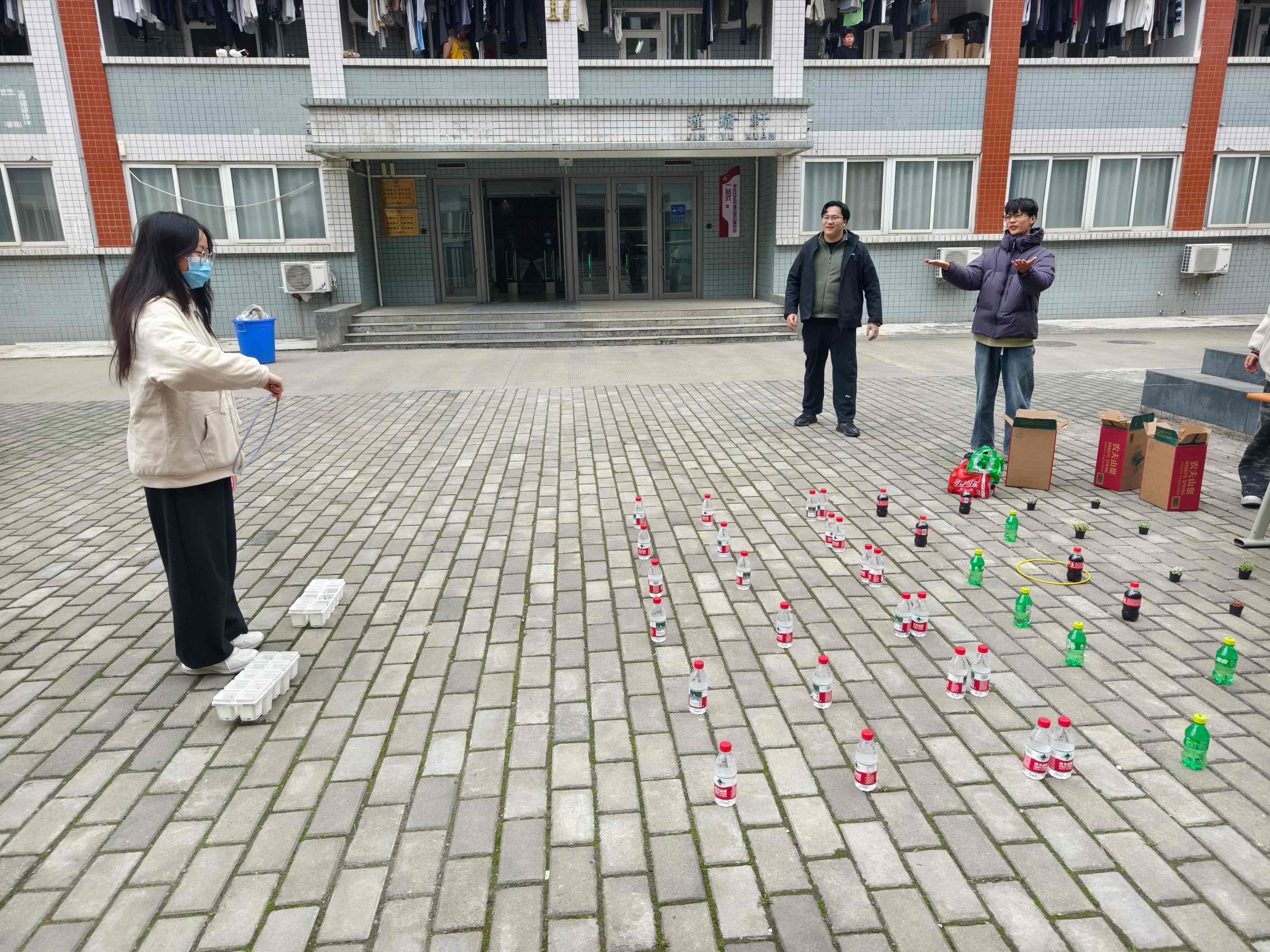 同学们有序参与套圈趣味活动(1).jpg