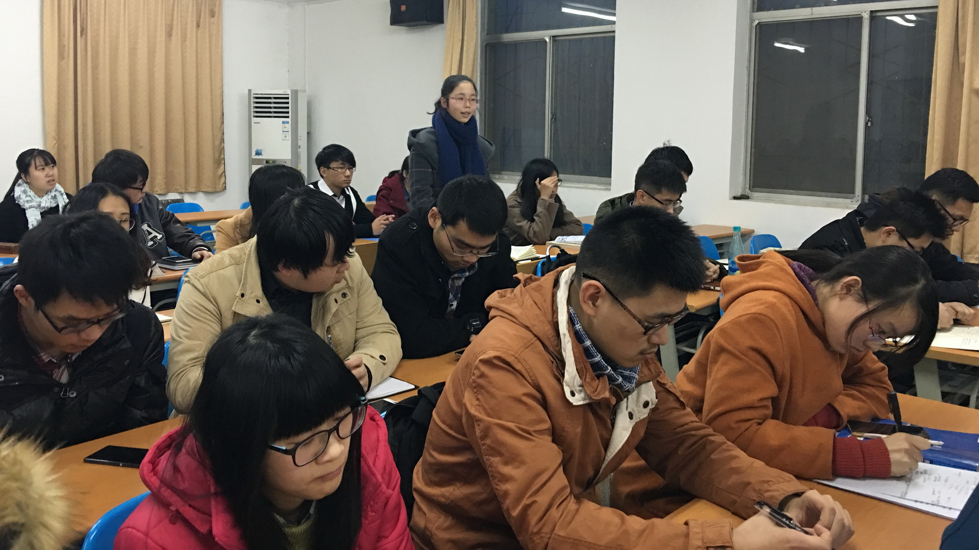 员工党员和李娜老师进行交流